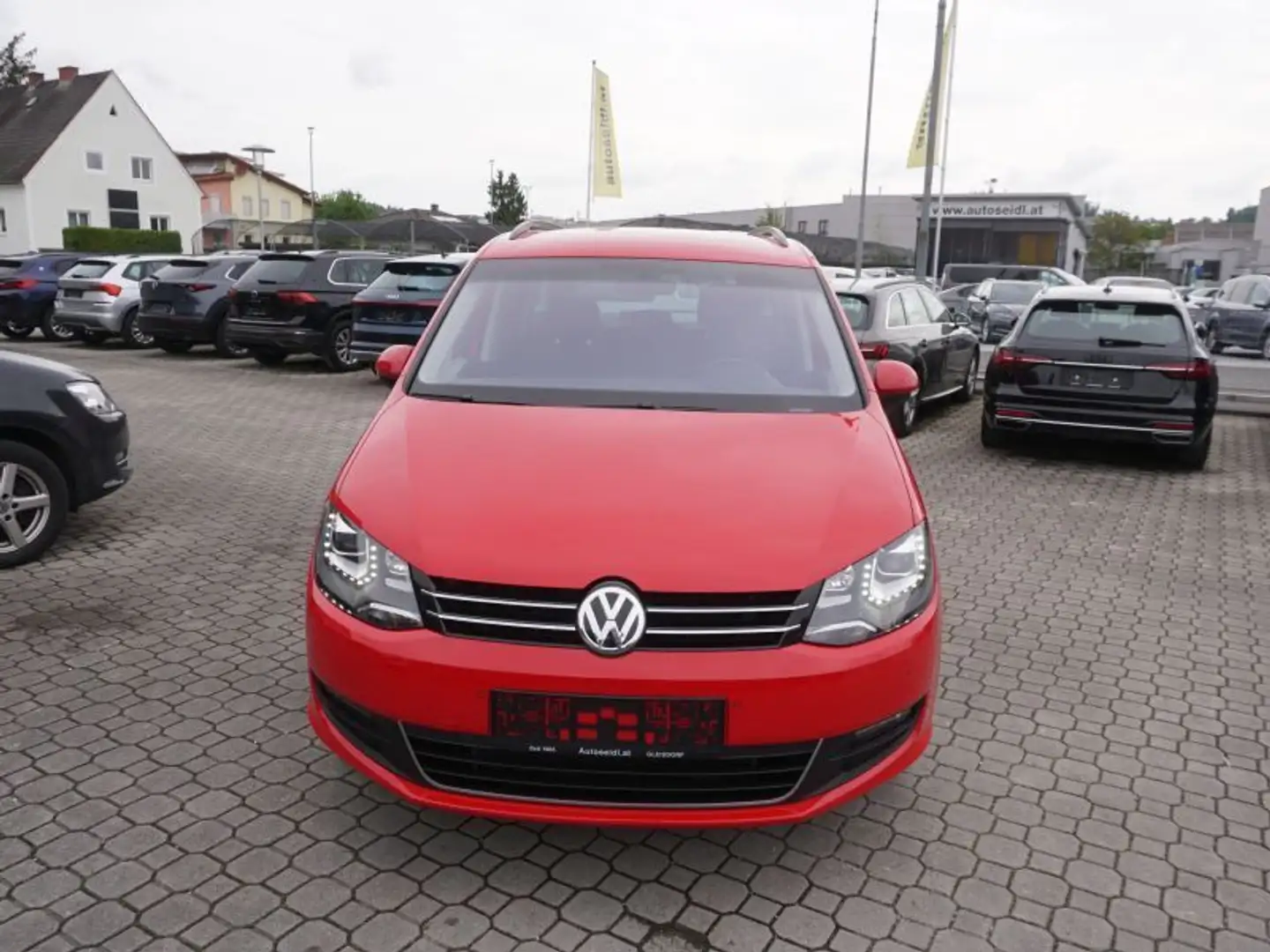 Volkswagen Sharan Business SCR 2,0 TDI DSG *NAVI+XENON+ACC* Червоний - 2