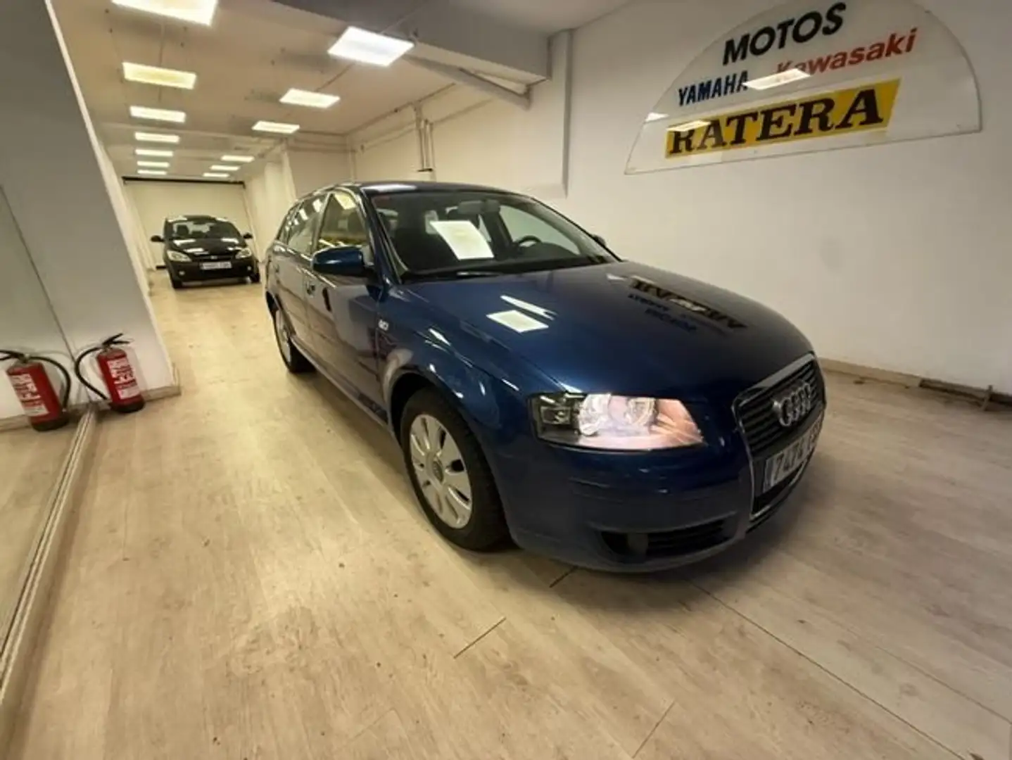 Audi A3 1.6 FSI Attraction Azul - 2