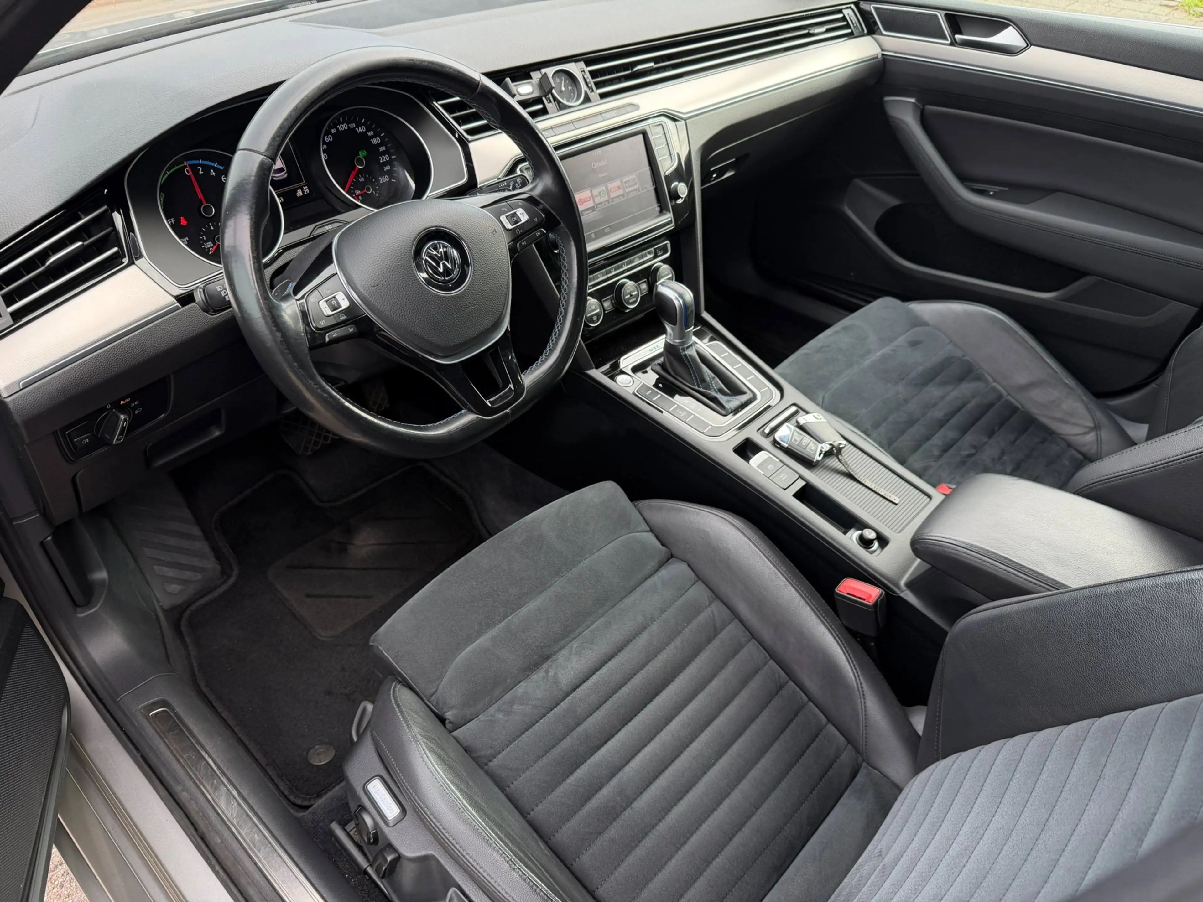 Volkswagen Passat Variant 1.4 TSI GTE Highline l PANO — photo 5