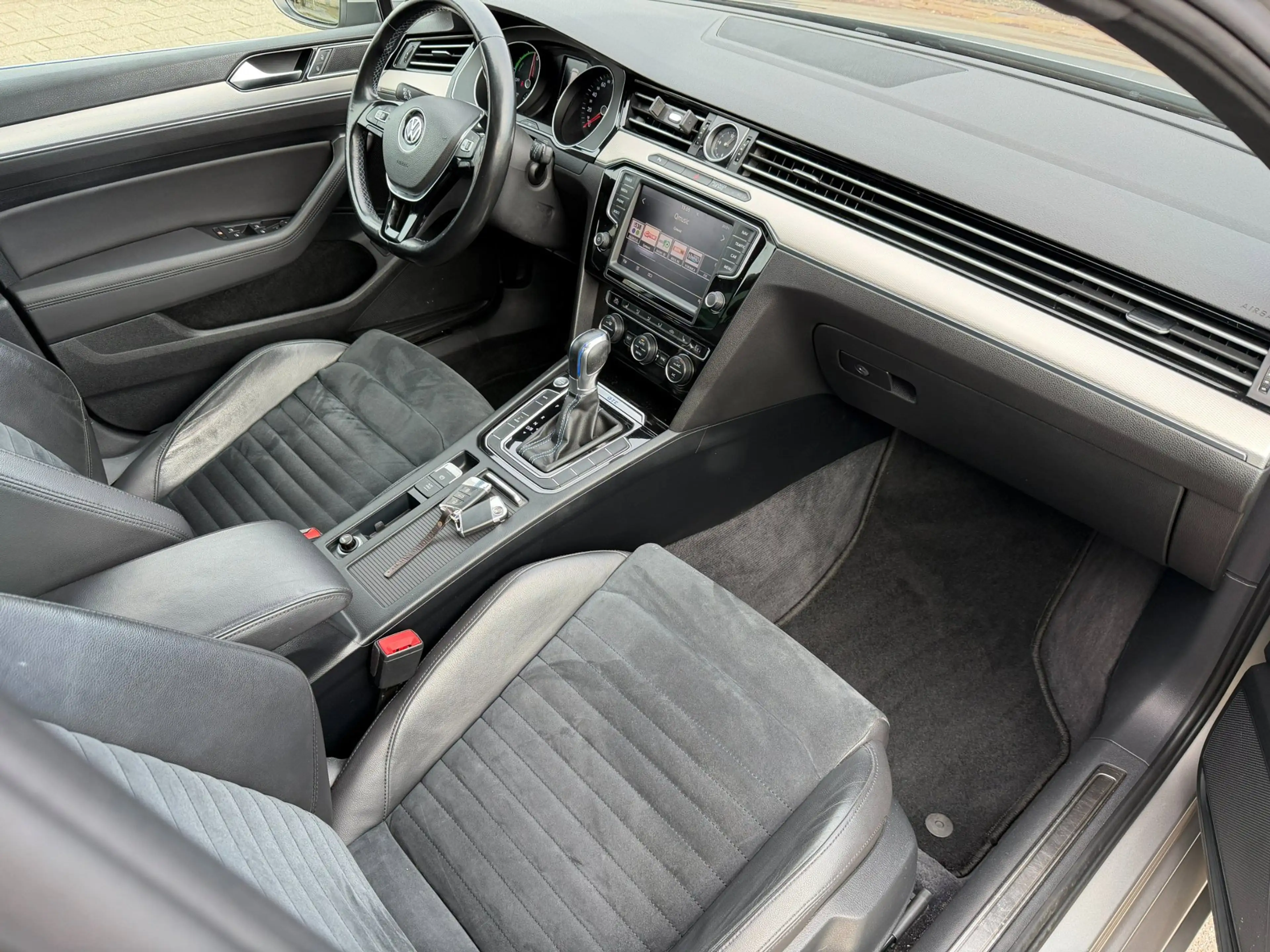 Volkswagen Passat Variant 1.4 TSI GTE Highline l PANO — photo 17
