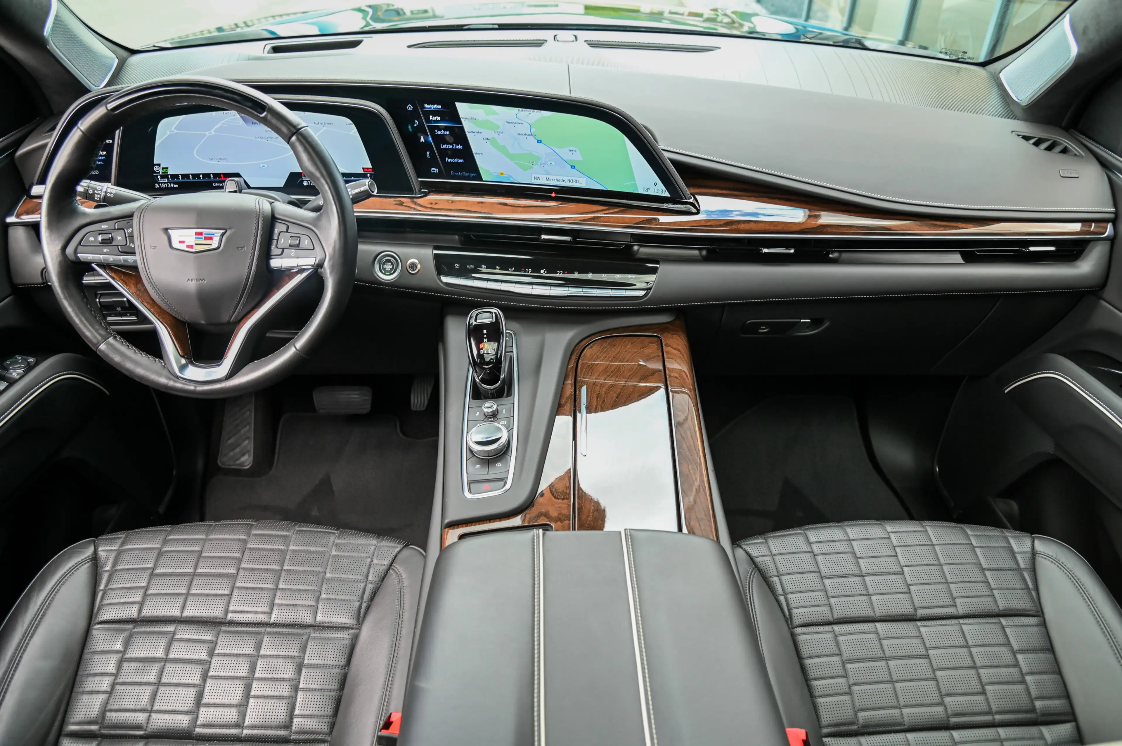 Cadillac Escalade 6.2 V8 Sport Platinum Luft* Displays* — photo 11