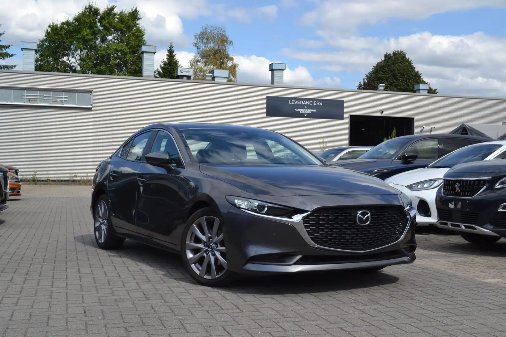 Mazda 3 Sedan - Skydrive - Manueel Gris - 1