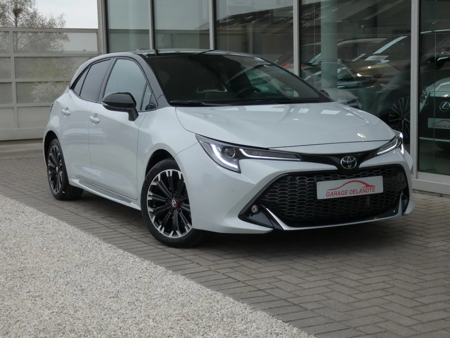 Toyota Corolla 1.8 Hybrid GR SPORT +Parkeersensoren +Zetelverwarm Wit - 1