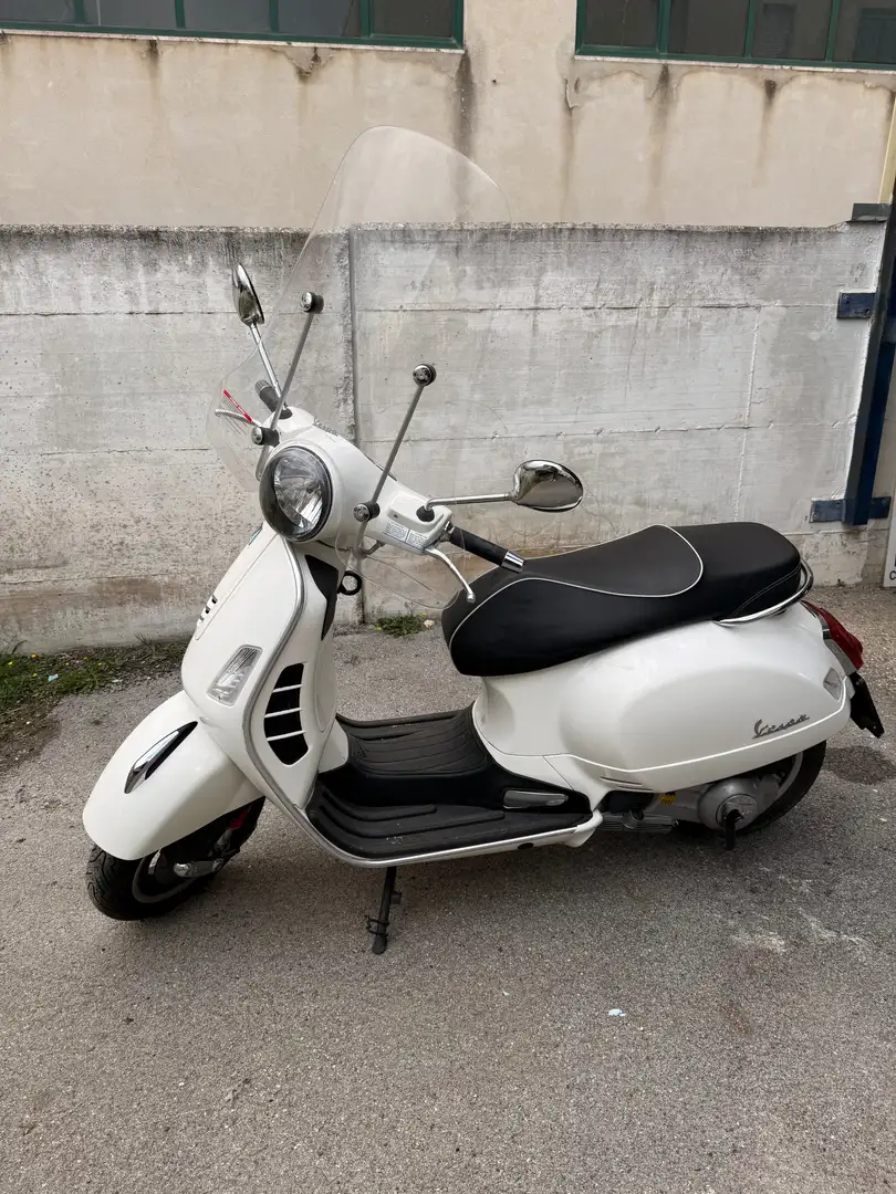 Vespa GTS Super 300 Blanco - 1
