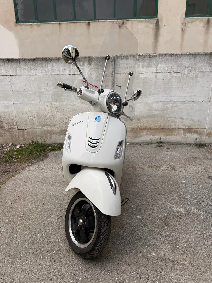 Vespa GTS Super 300 Blanco - 2