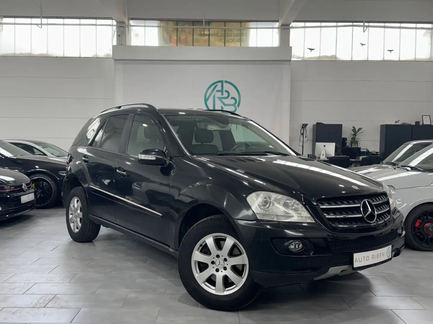 Mercedes-Benz ML 320 *AHK* *Sitzheizung* *Bi-Xenon* *Pano* Černá - 1