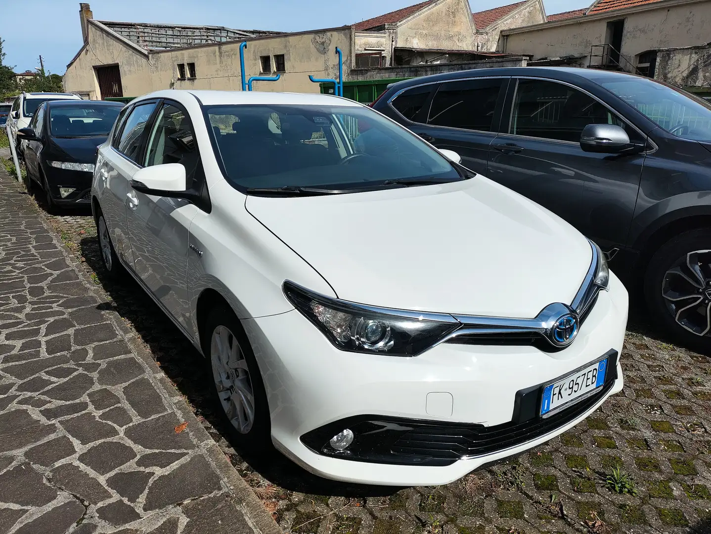 Toyota Auris 1.8 Hybrid Active E-CVT Blanc - 1