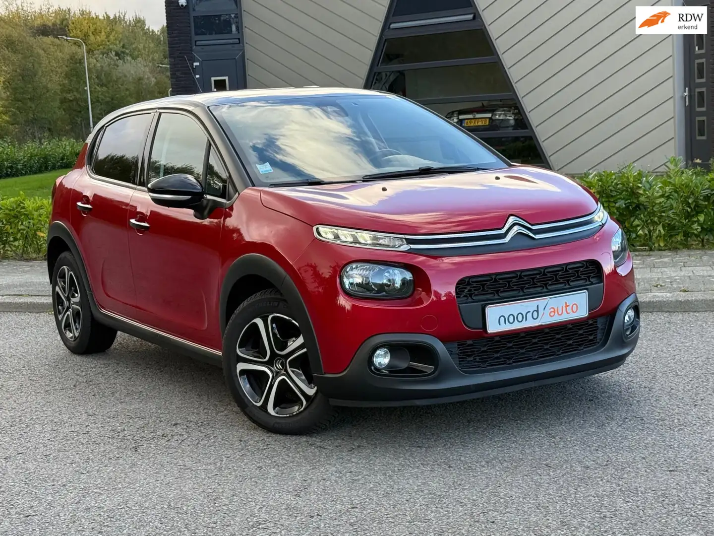 Citroen C3 Citroen C3 1.2 PureTech Shine | Navi | Cruise | Cl Rood - 1