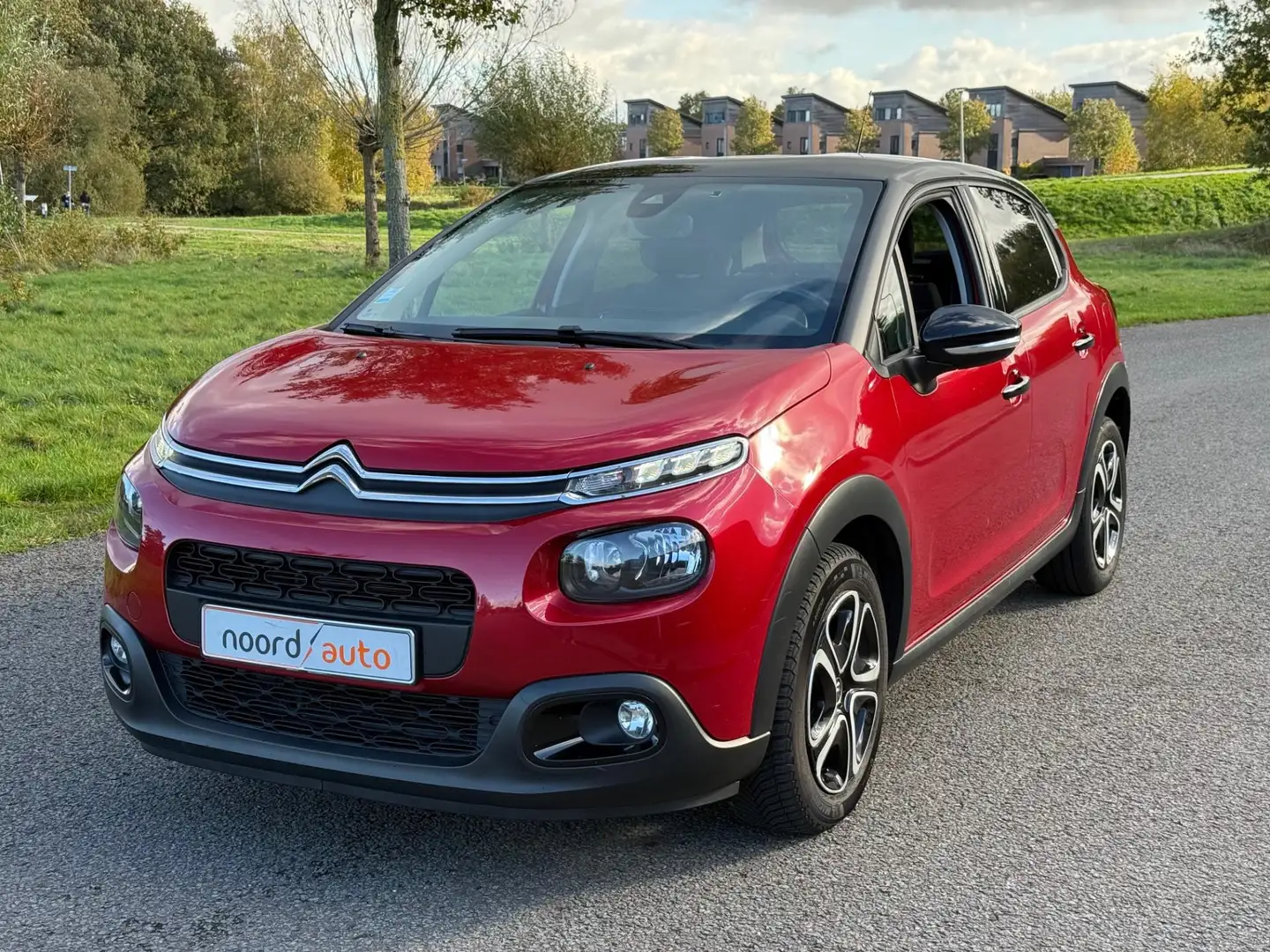 Citroen C3 Citroen C3 1.2 PureTech Shine | Navi | Cruise | Cl Rood - 2
