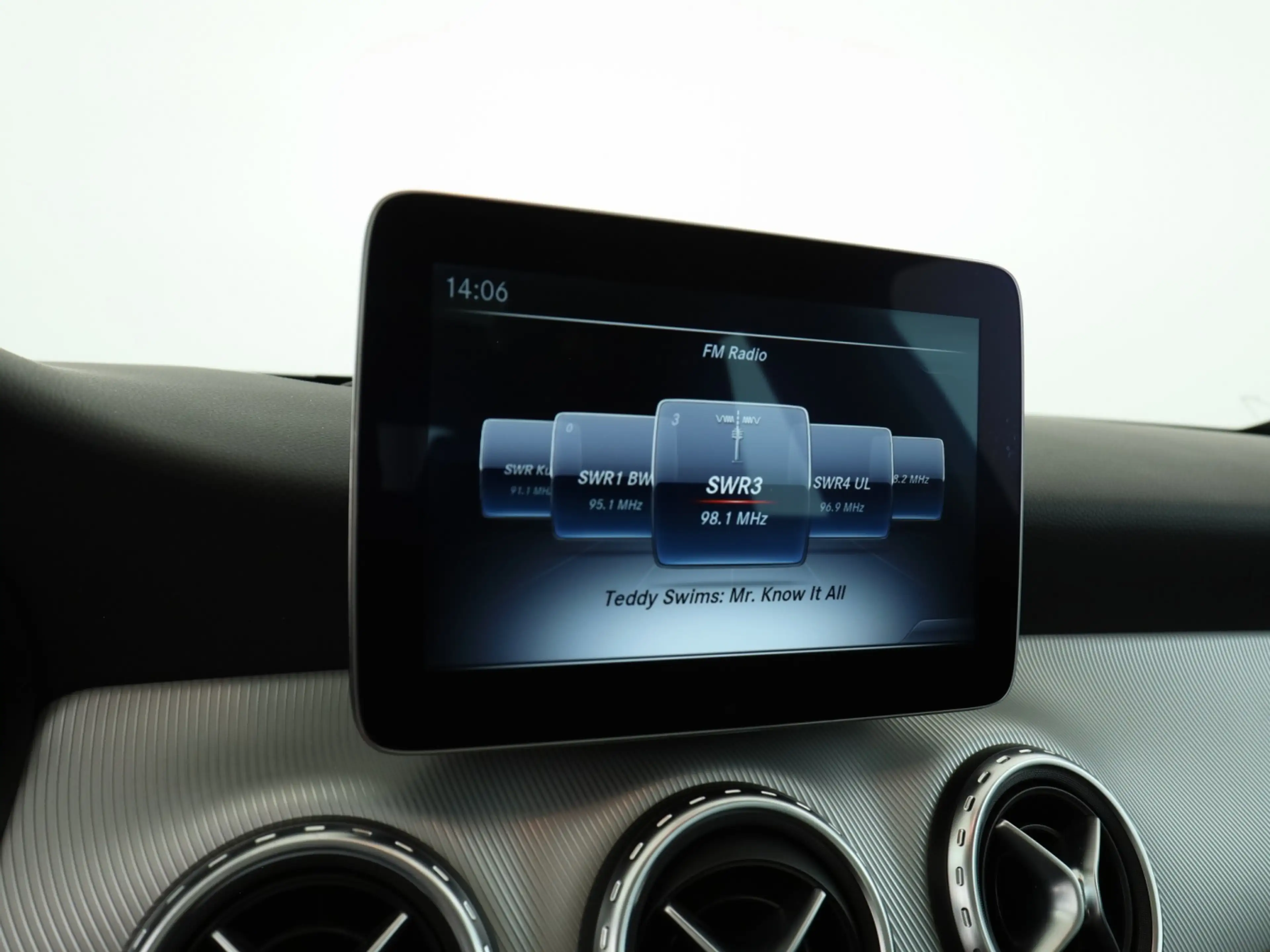 Mercedes-Benz GLA 180 *Bi-Xenon*Panorama*Park-Assist*Sitzhzg.* — photo 13