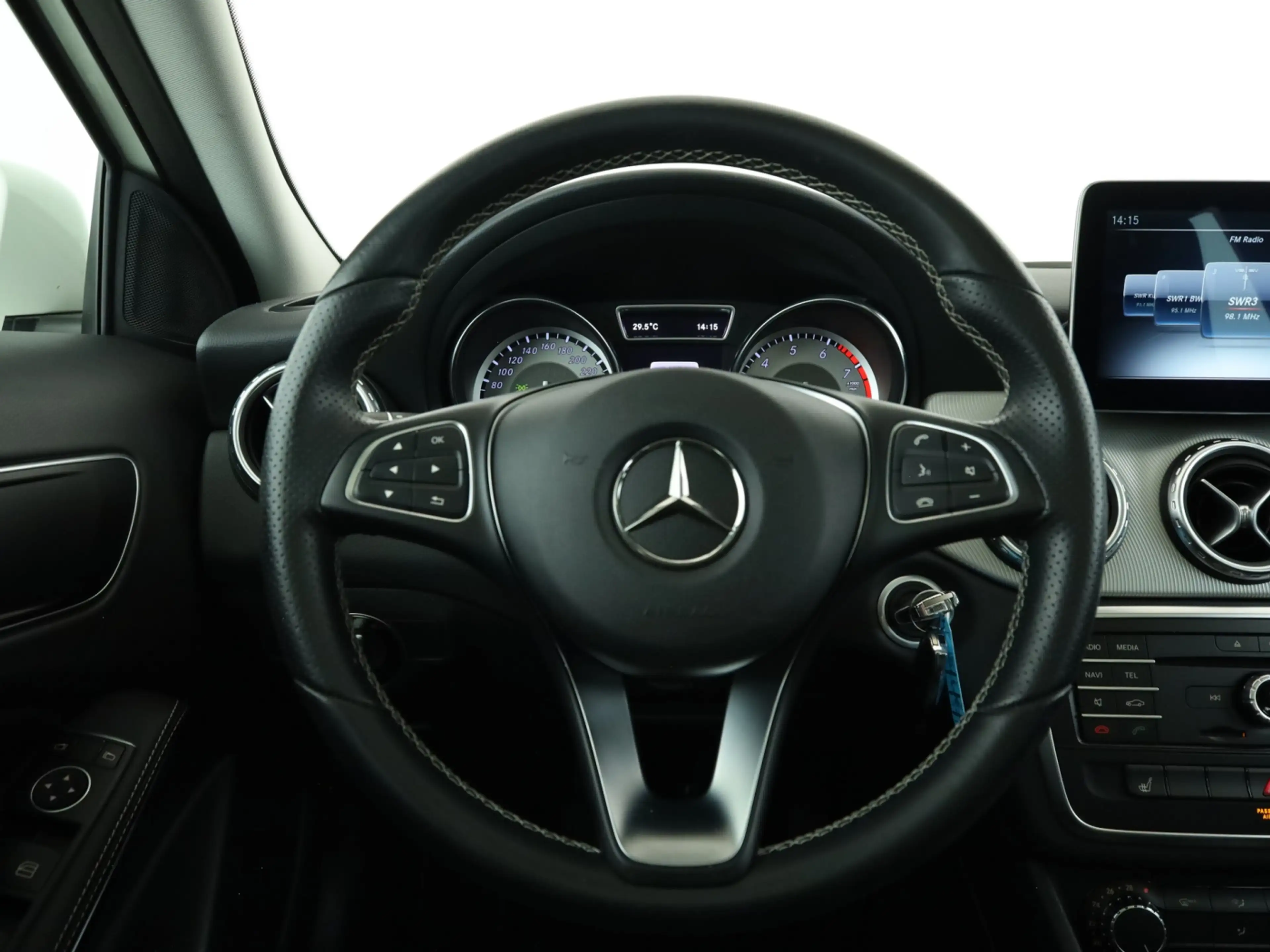 Mercedes-Benz GLA 180 *Bi-Xenon*Panorama*Park-Assist*Sitzhzg.* — photo 11