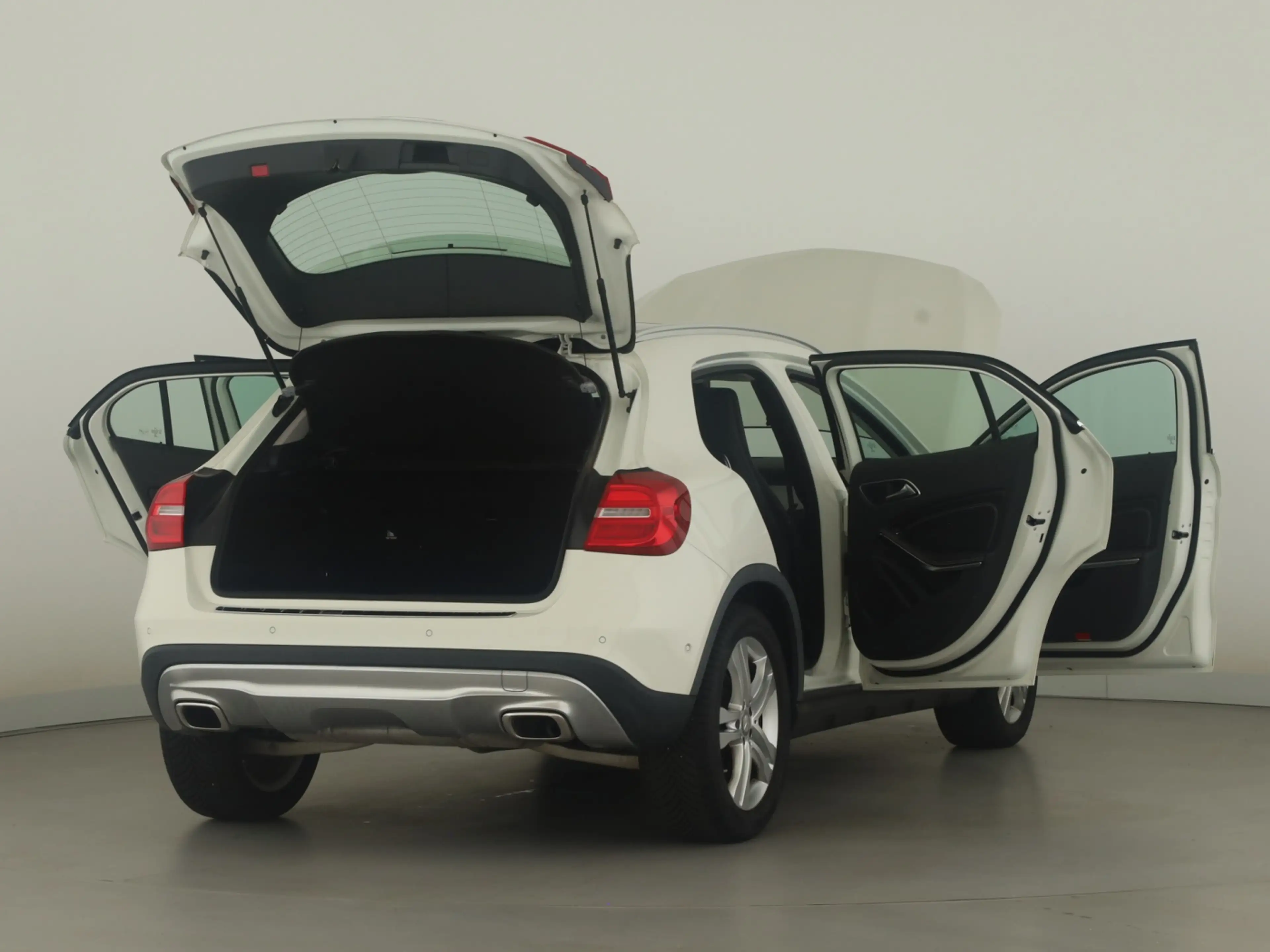Mercedes-Benz GLA 180 *Bi-Xenon*Panorama*Park-Assist*Sitzhzg.* — photo 9