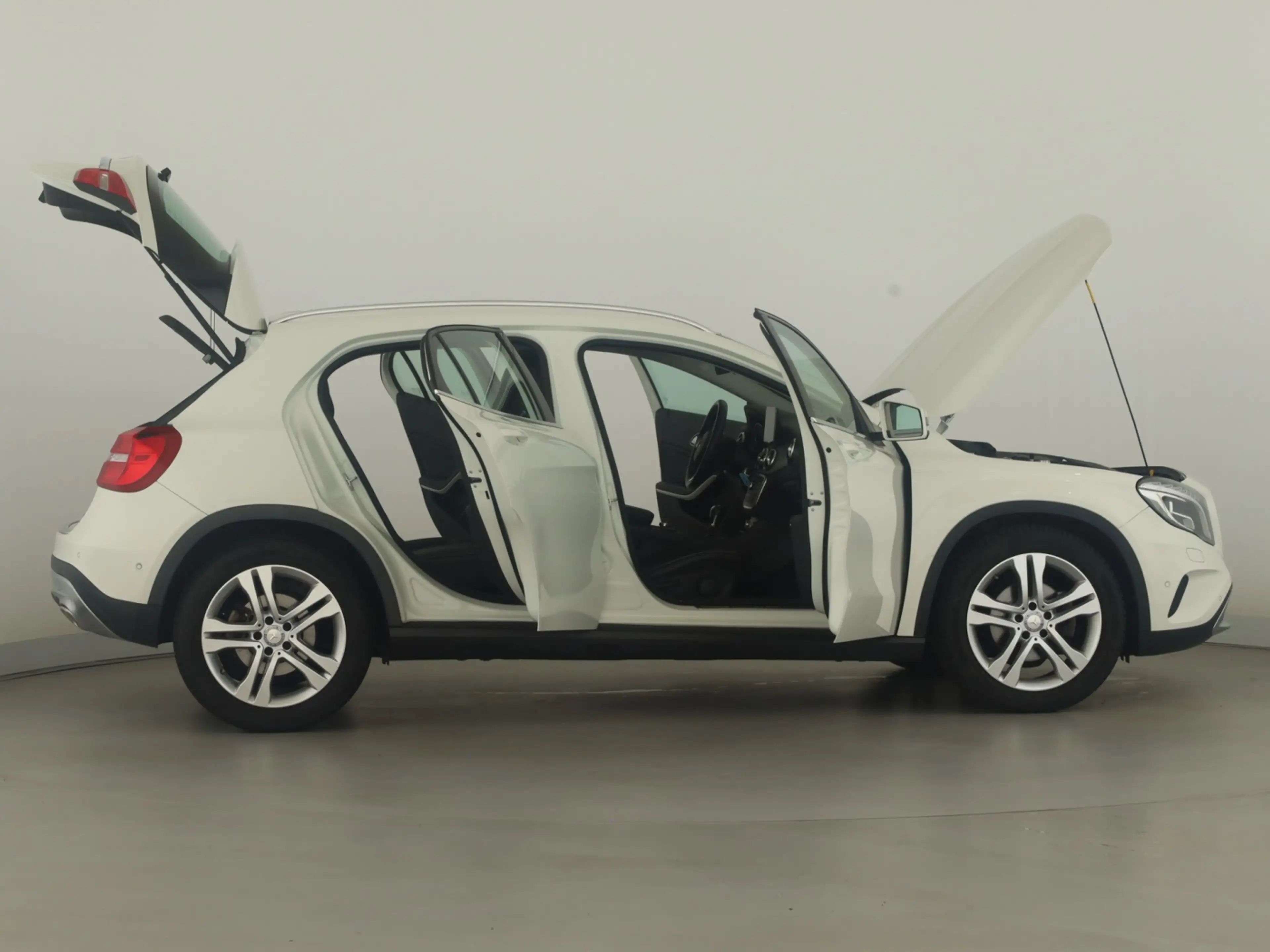 Mercedes-Benz GLA 180 *Bi-Xenon*Panorama*Park-Assist*Sitzhzg.* — photo 8
