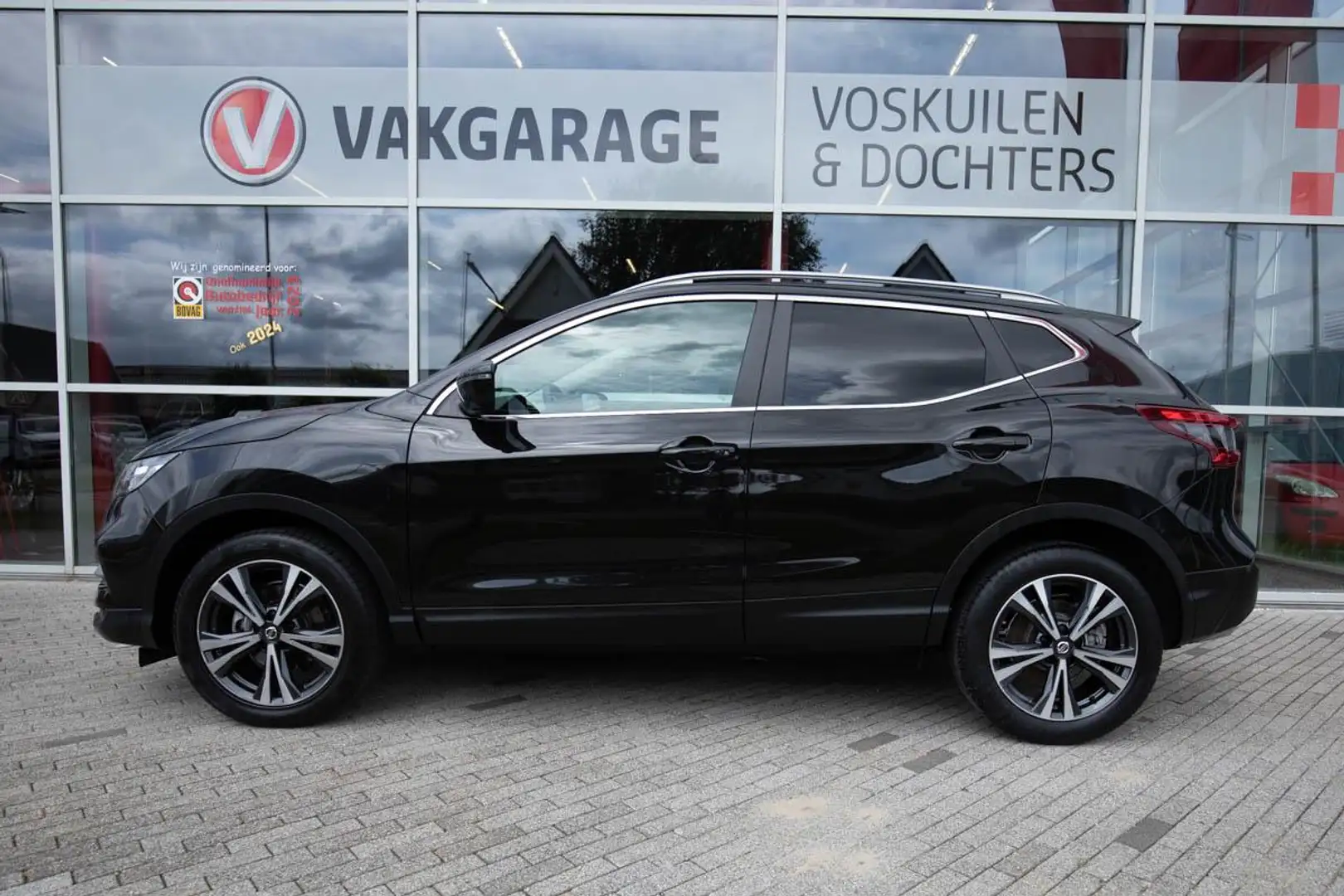 Nissan Qashqai 1.2 N-Connecta | Panoramadak | 360-graden camera Zwart - 2