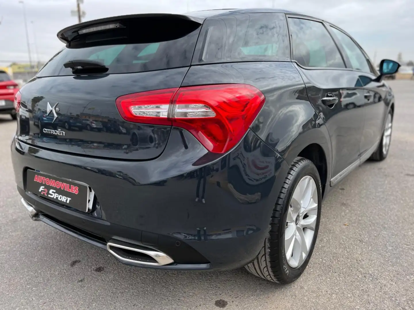 Citroen DS5 Pequeño Automático de 5 Puertas Negro - 2