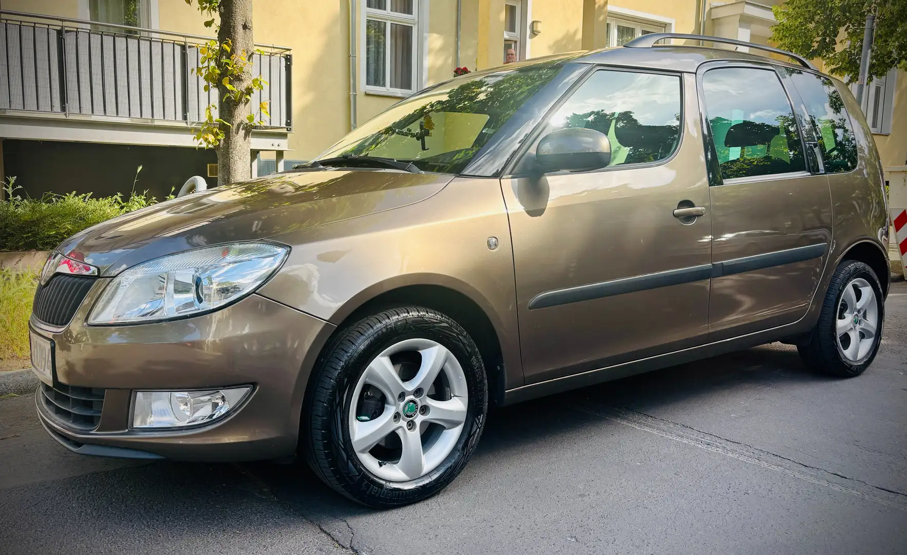 Skoda Roomster 1.2 TSI *SHZ*Pano*TÜV neu*8xReifen*Klimatronic Brązowy - 1
