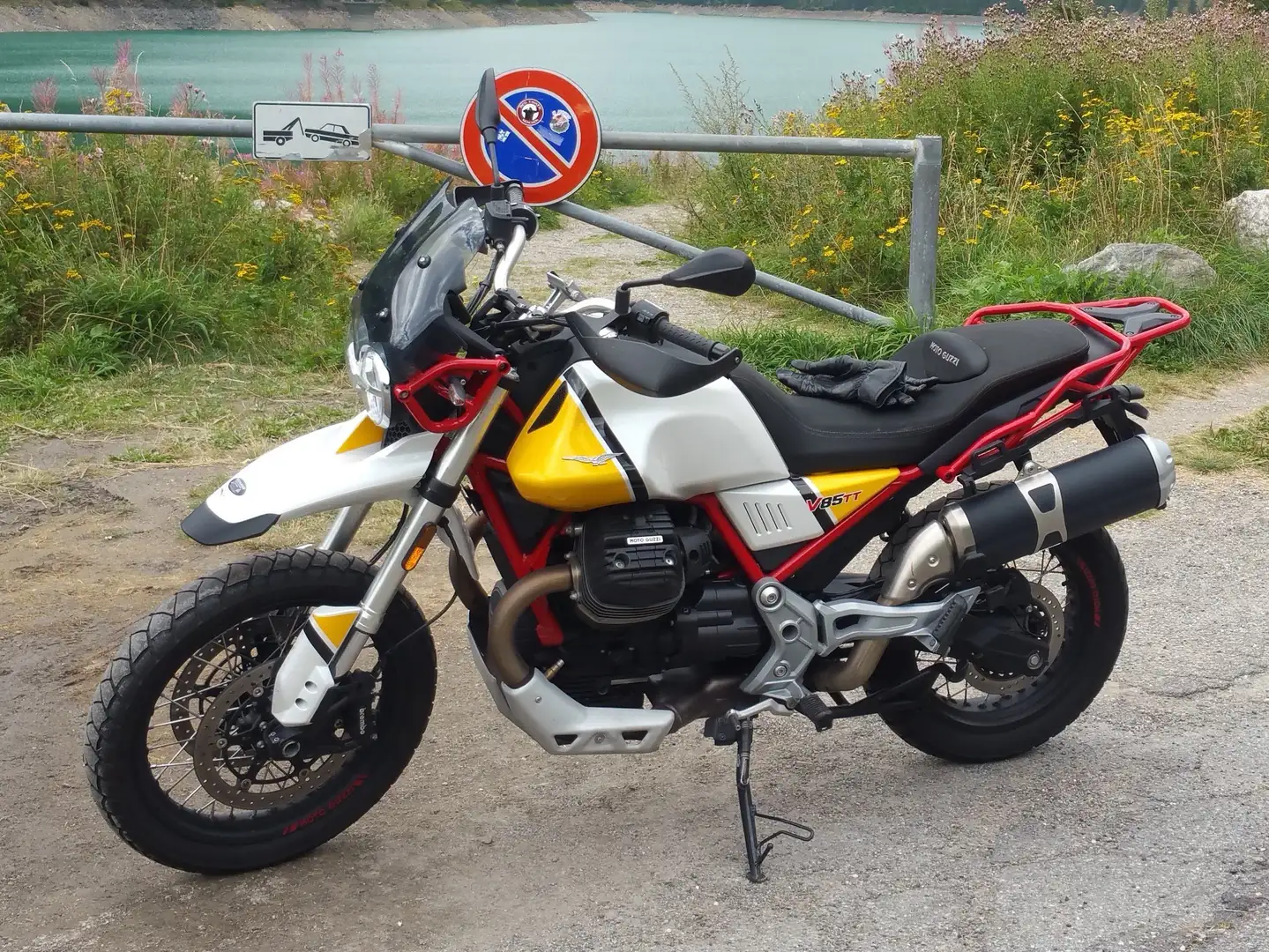 Moto Guzzi V 85 TT Yellow - 1