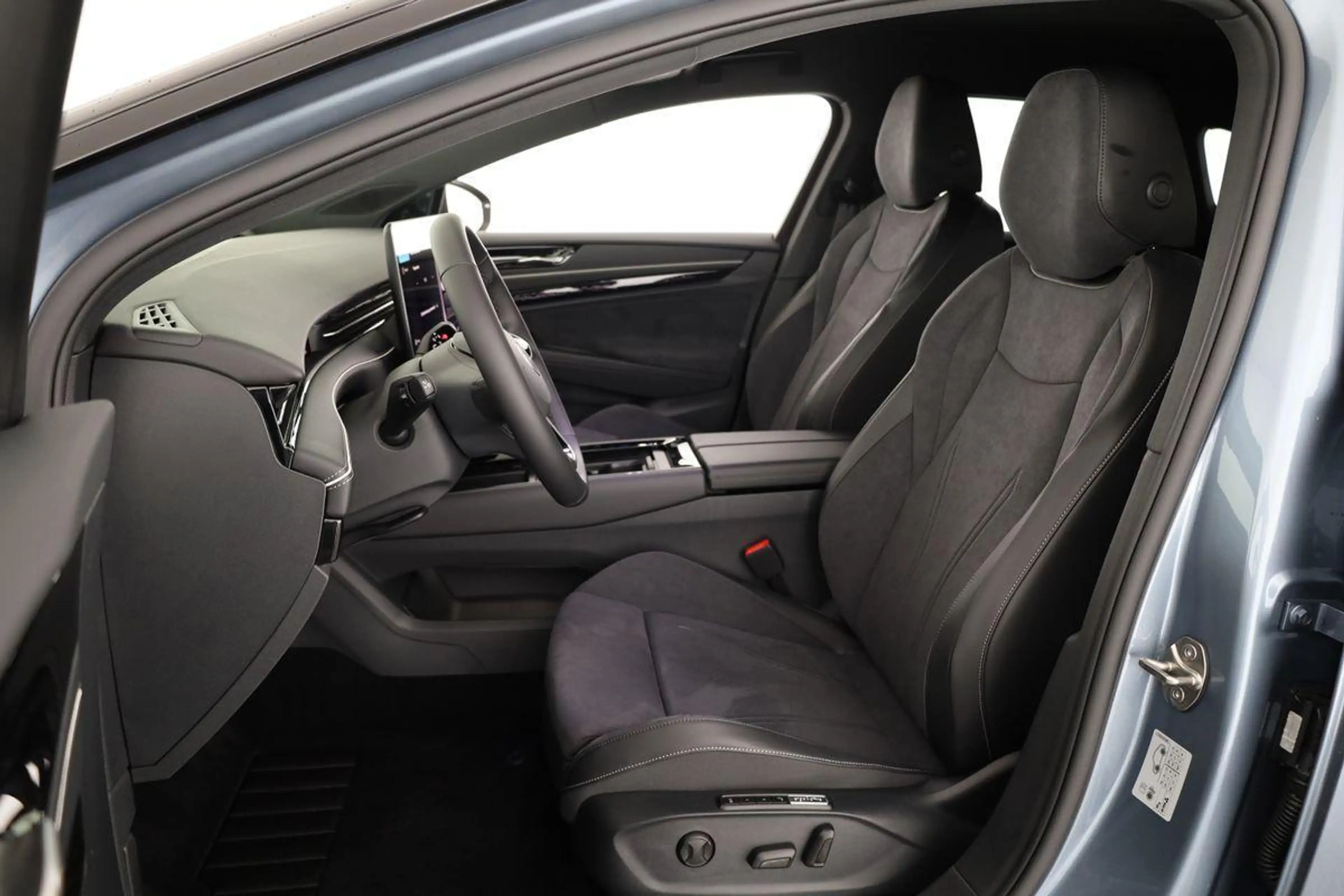 Volkswagen ID.7 Pro 210 kW Black, HuD, IQ.Light, IQ.Drive, Area... — photo 9