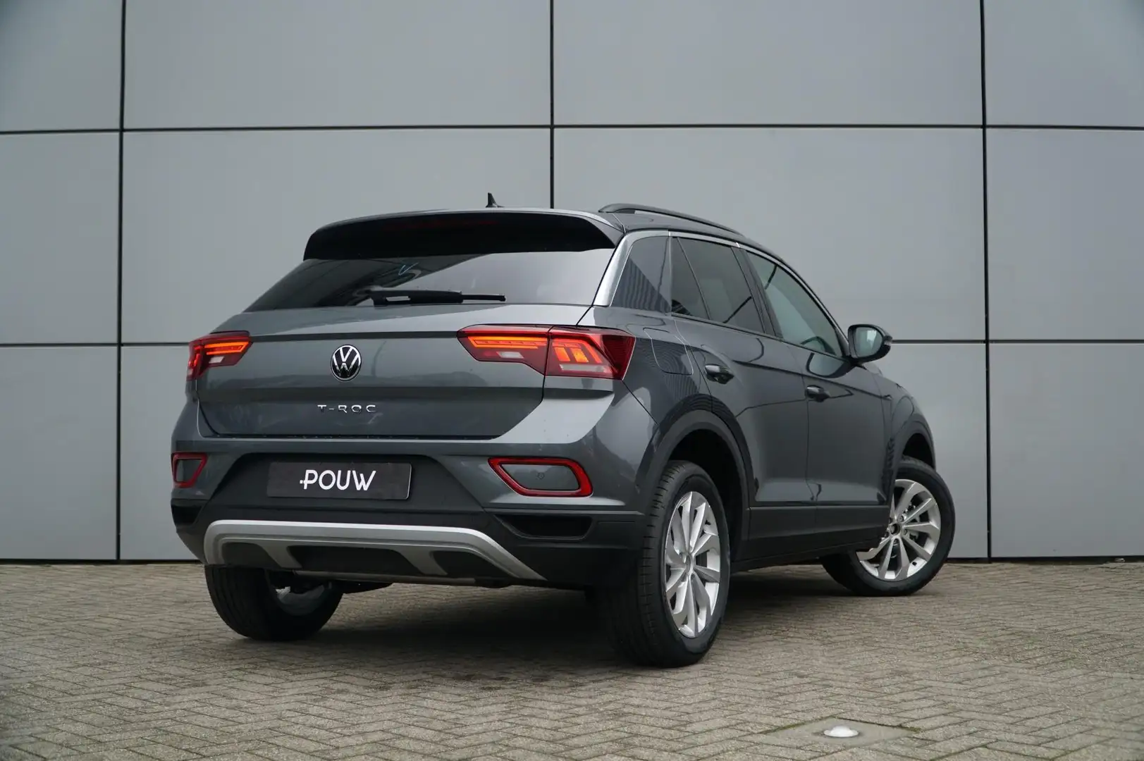 Volkswagen T-Roc 1.5 TSI 150pk Life Edition | 17" Velgen | Climate Grijs - 2