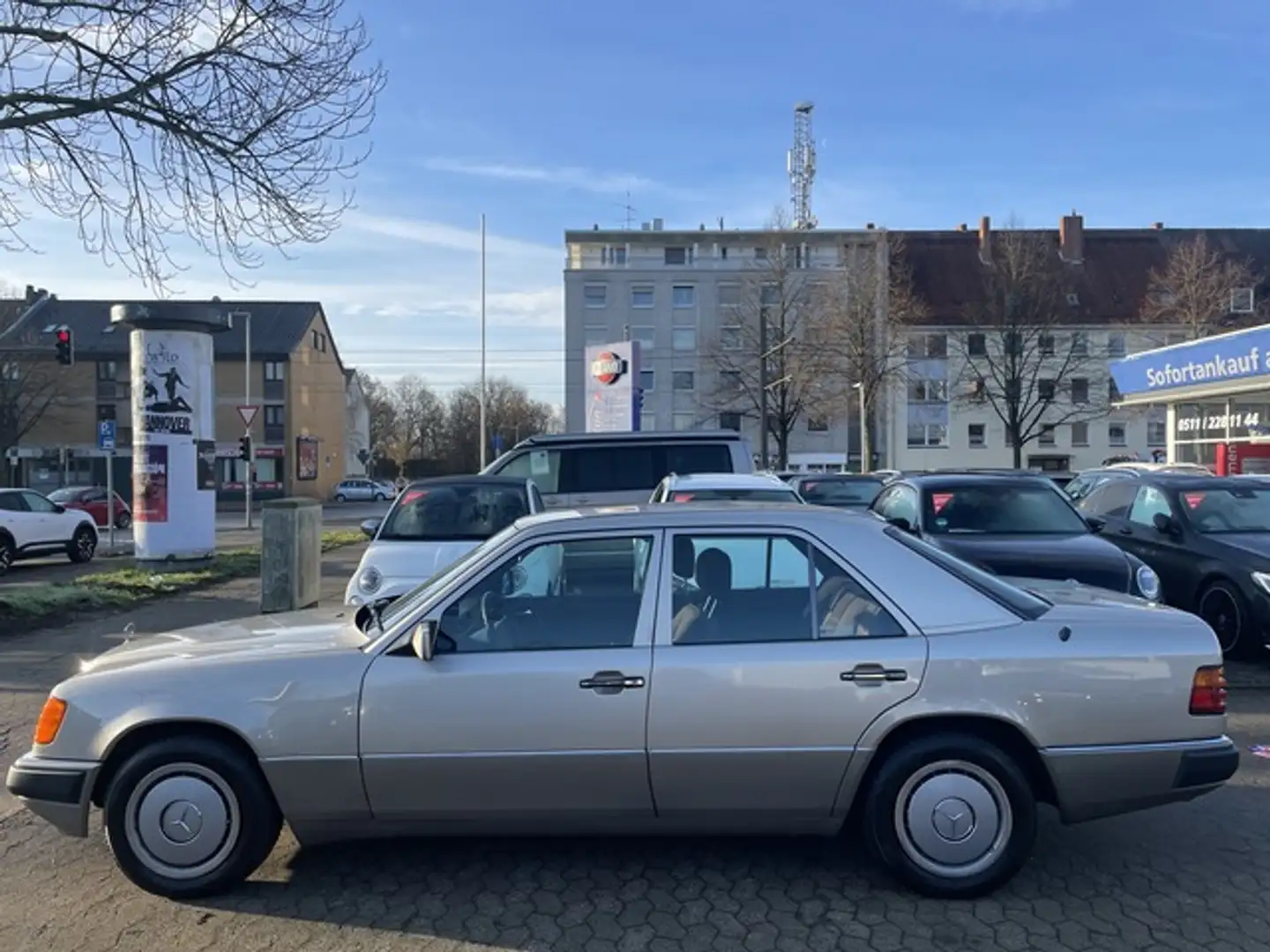 Mercedes-Benz 220 E Automatik 1.Hand Klima Allwetterreifen Silber - 1