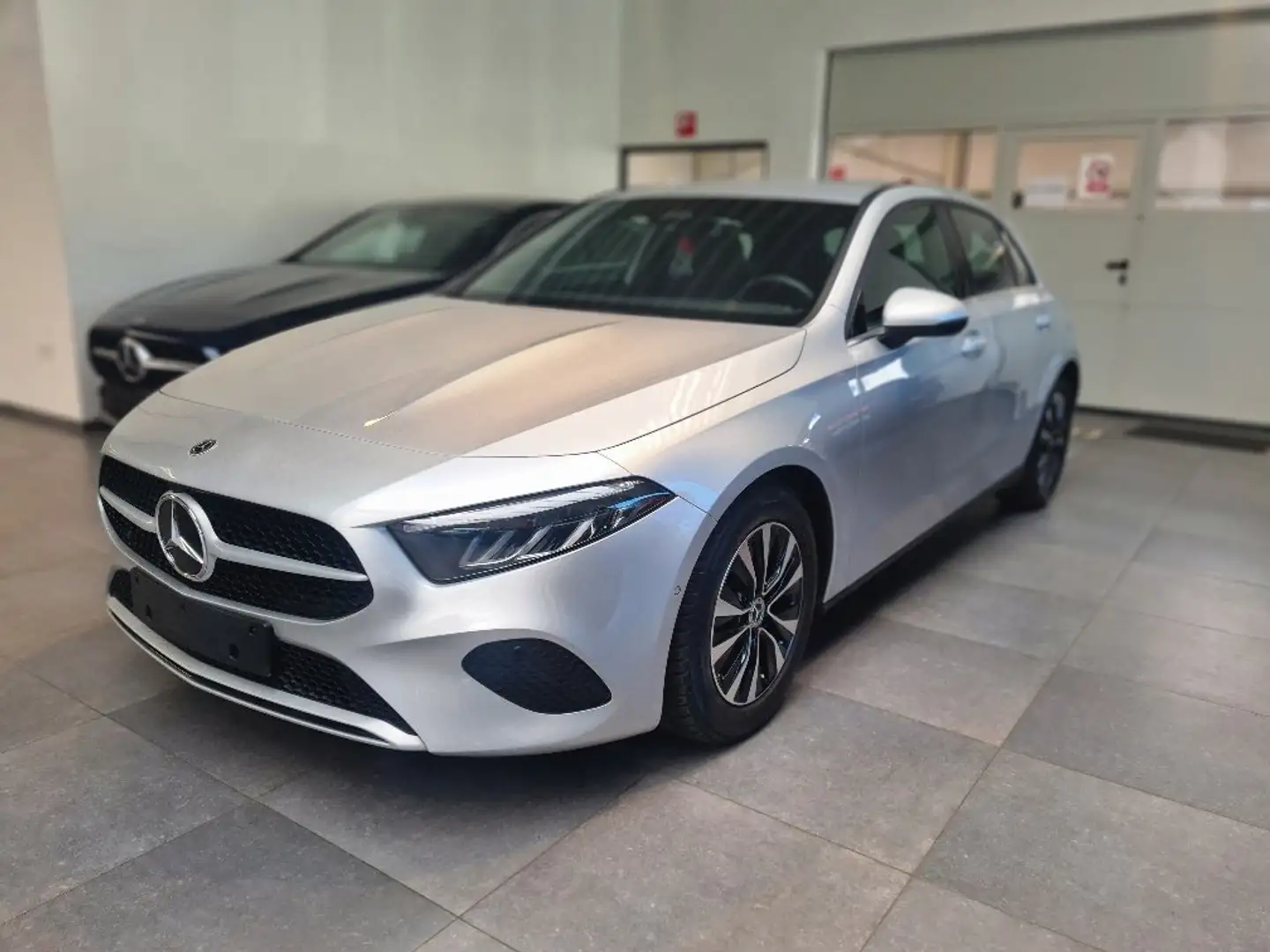 Mercedes-Benz A 180 d Business Line - FACELIFT Argent - 1