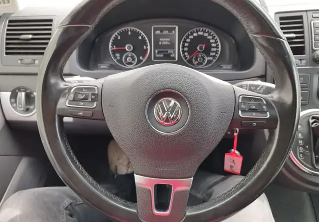 Volkswagen Multivan view 7