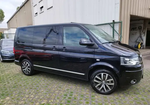 Volkswagen Multivan view 3