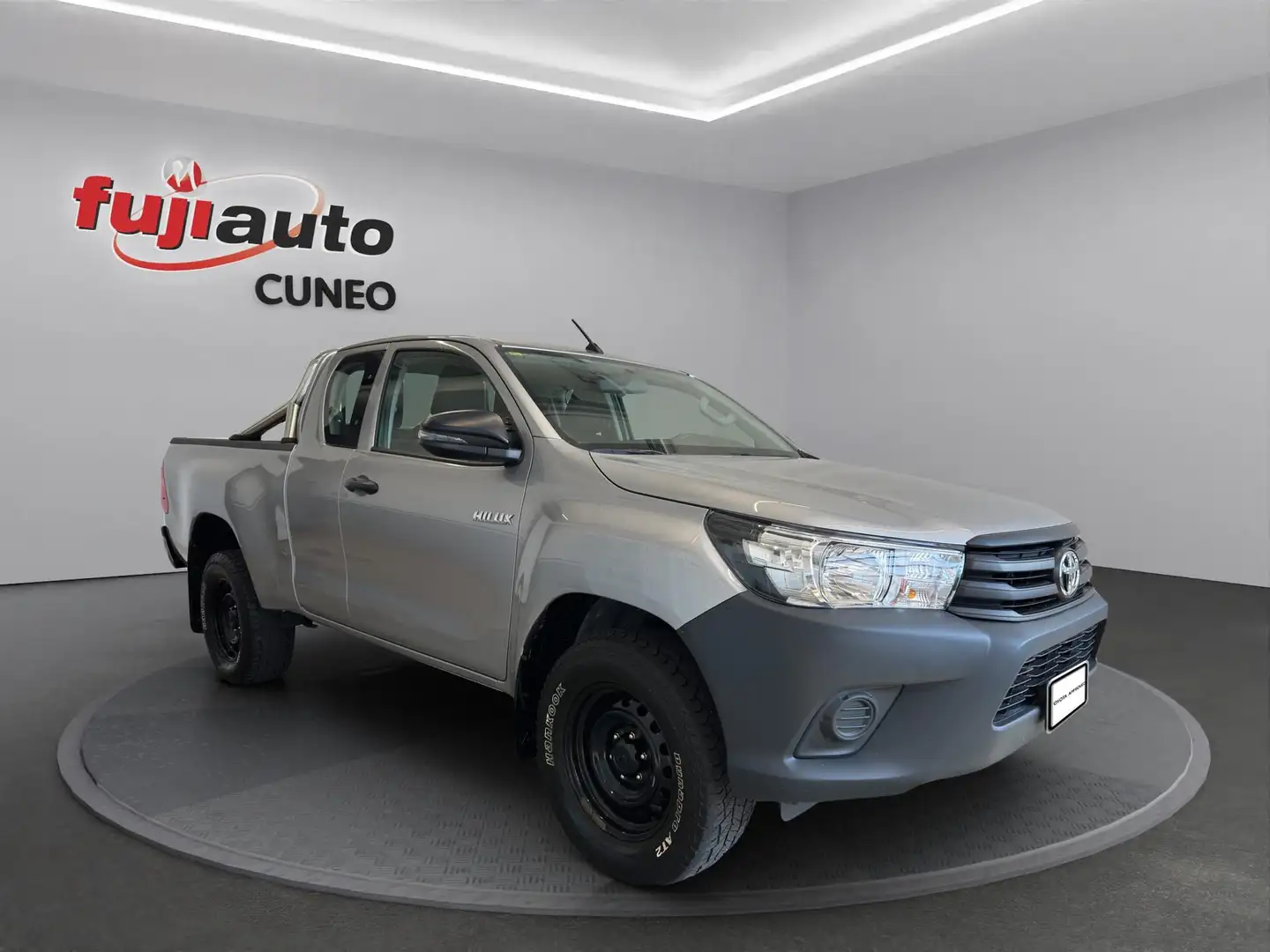 Toyota Hilux Hilux 2.4 EC d-4d 4x4 Comfort M/T my19 Argento - 2