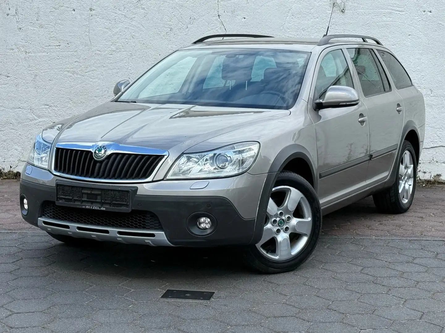 Skoda Octavia Combi Scout 4X4/AHK/PDC/Klima/ Beige - 1