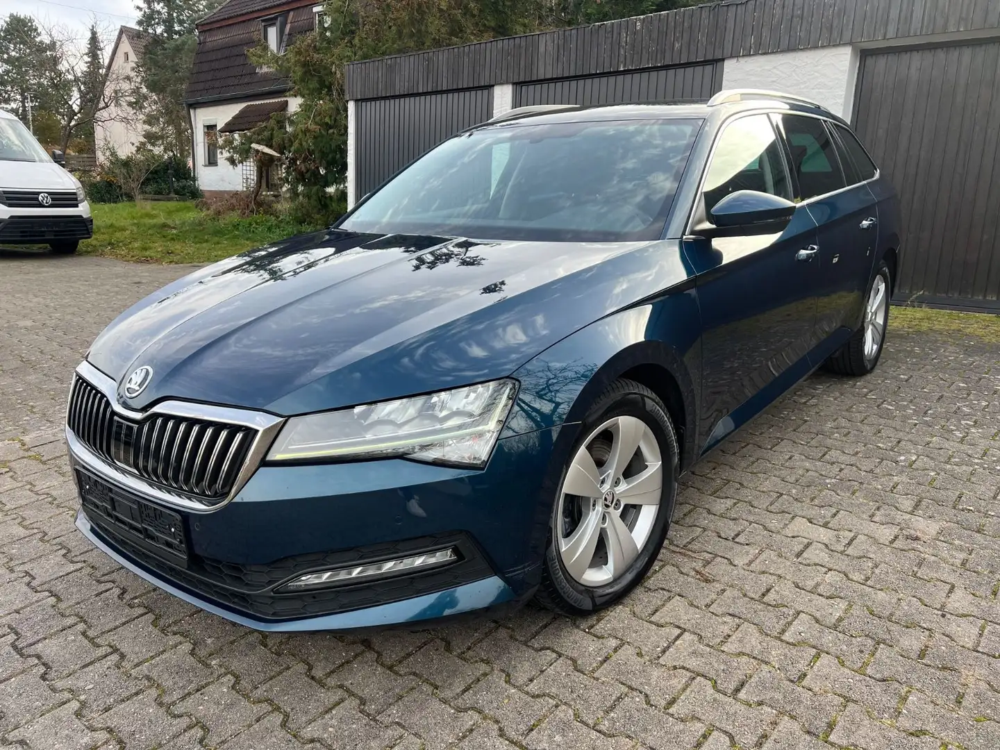 Skoda Superb Combi 2.0 TDI DSG*LED*AHK*Navi*Kamera Blau - 1