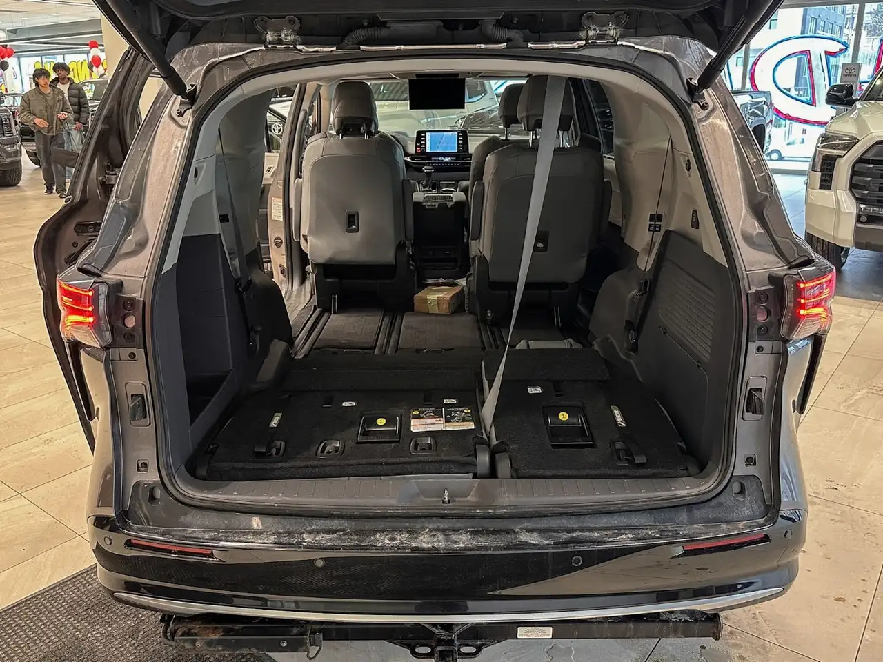 Toyota Sienna снимка Toyota Sienna