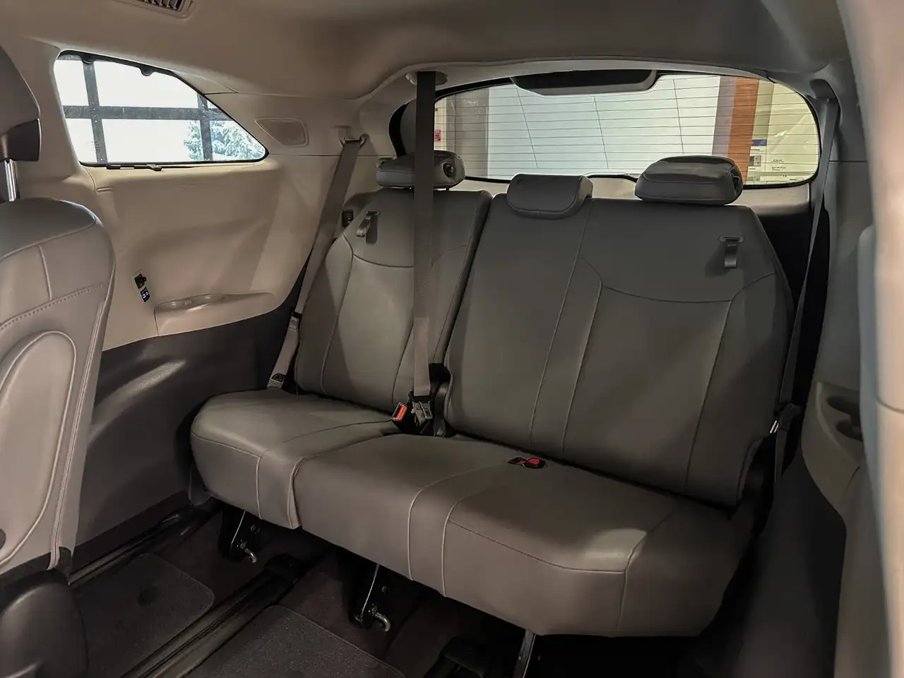 Toyota Sienna снимка Toyota Sienna