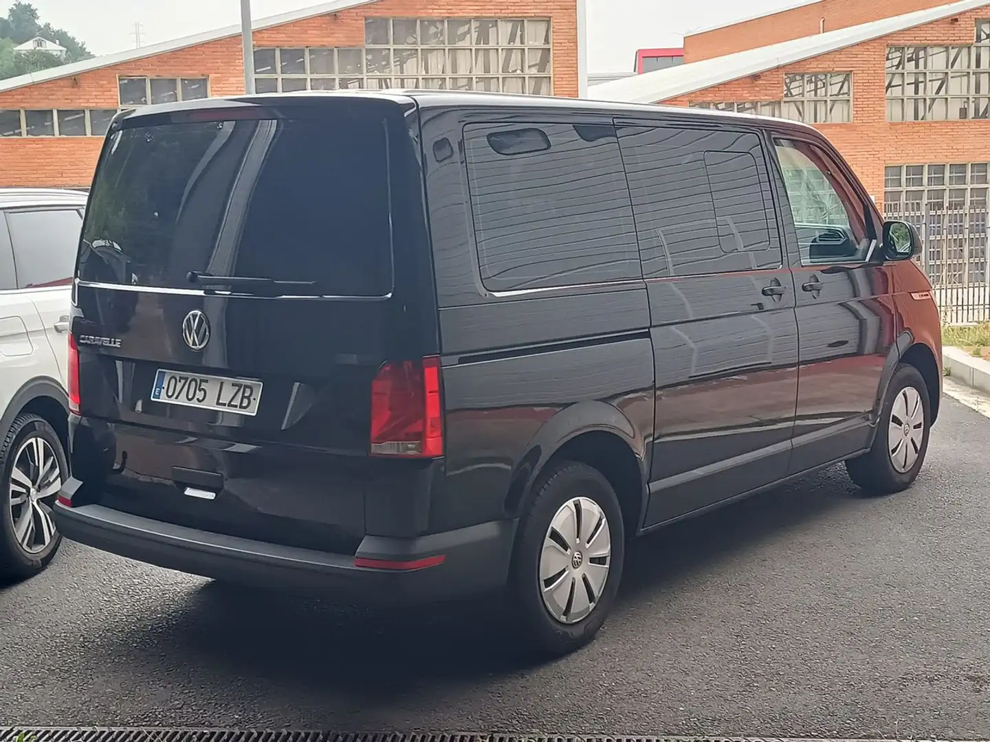 Volkswagen Premium Larga 2.0 TDI 110kW BMT DSG Чорний - 2