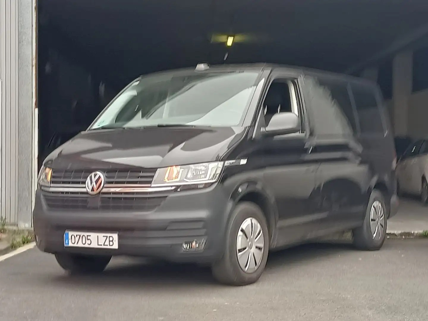 Volkswagen Premium Larga 2.0 TDI 110kW BMT DSG Чорний - 1