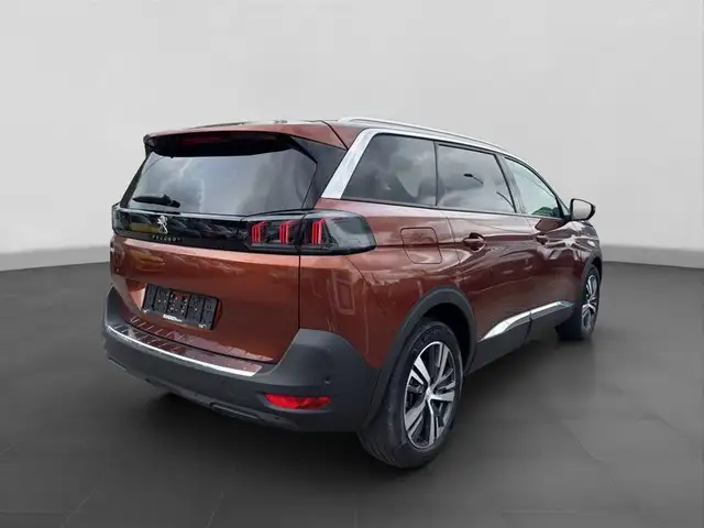 Peugeot 5008 view 5