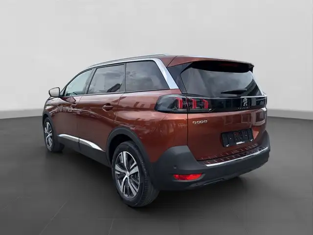 Peugeot 5008 view 3
