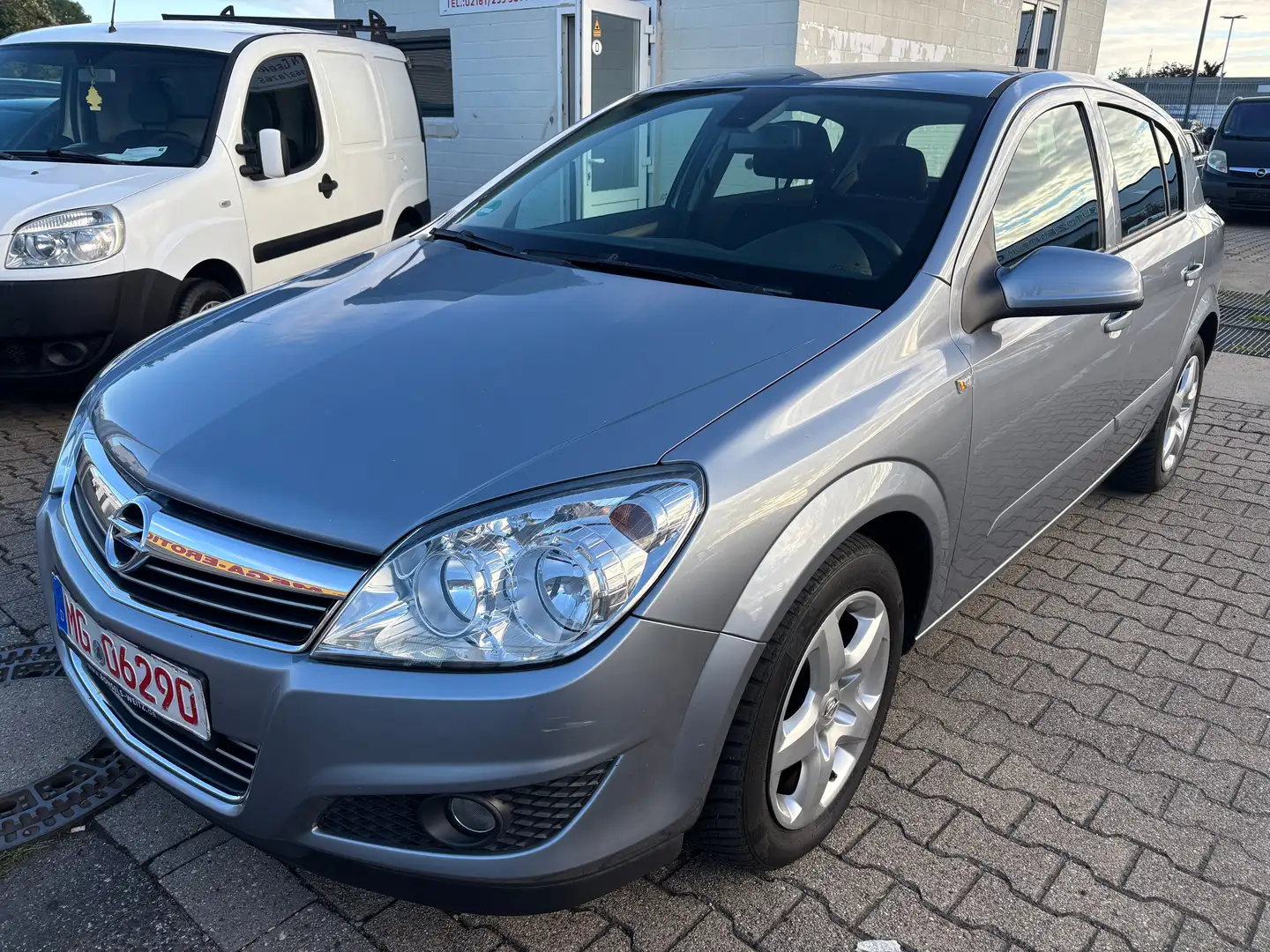 Opel Astra 1.3 D.Edition.Klima.Navi. Grau - 1