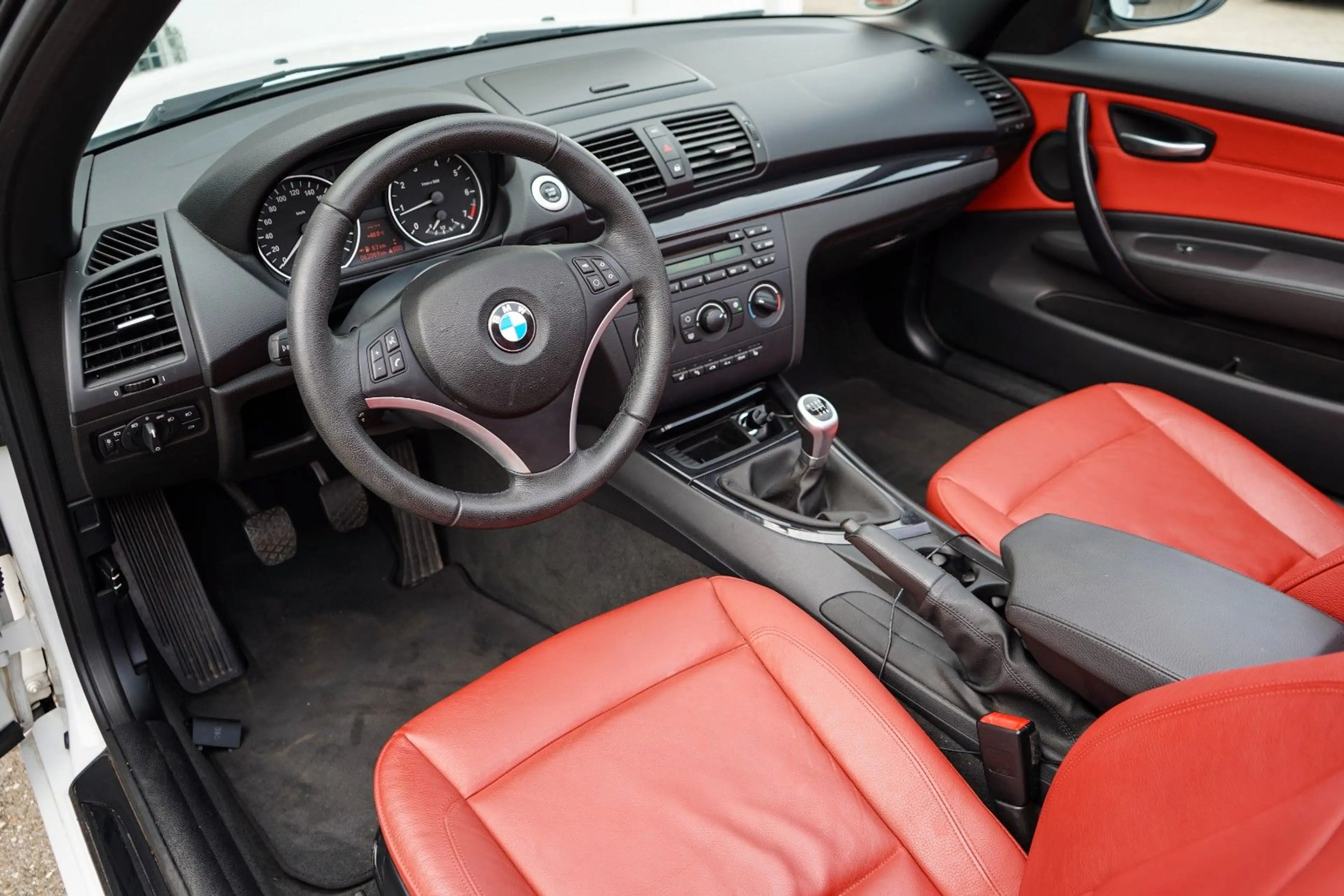 BMW 118 i Cabrio / NUR 62100 KM — photo 13