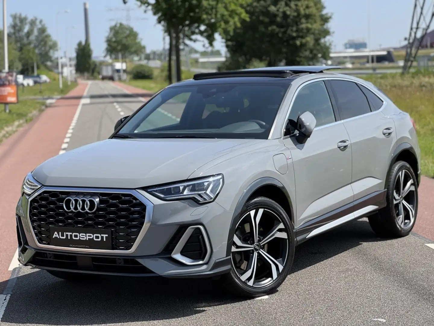 Audi Q3 Sportback 45 TFSI e 245 Pk S-Line Nardo Pano Camer Grijs - 2