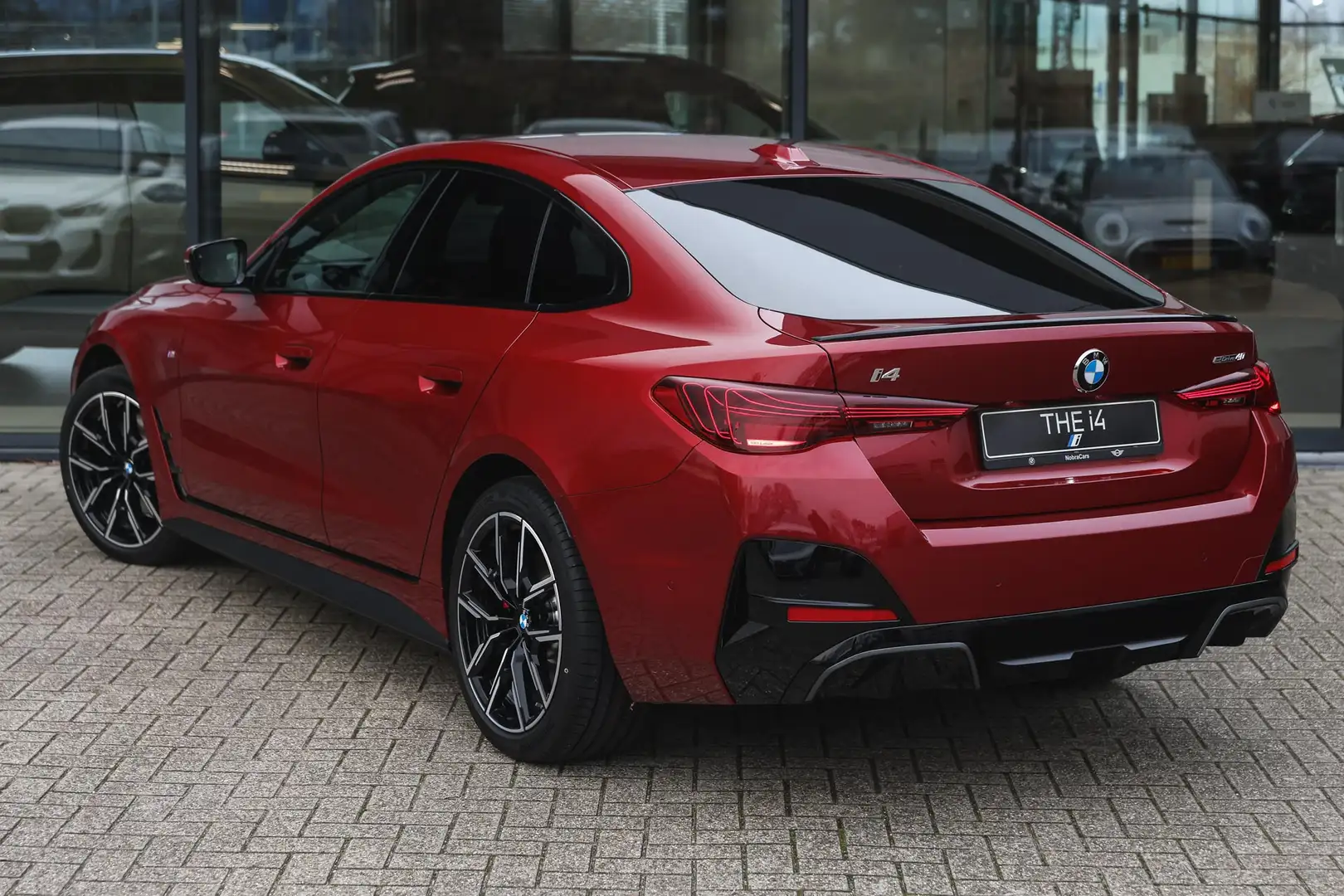 BMW i4 eDrive40 High Executive M Sport / Comfort Access / Rood - 2