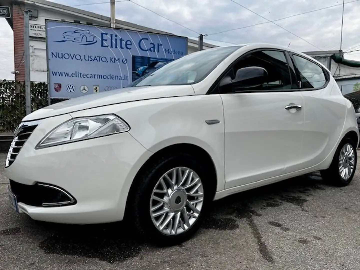 Lancia Ypsilon 1.3 mjt Gold "X NEOPATENTATI / TAGLIANDI CERT." Bianco - 1