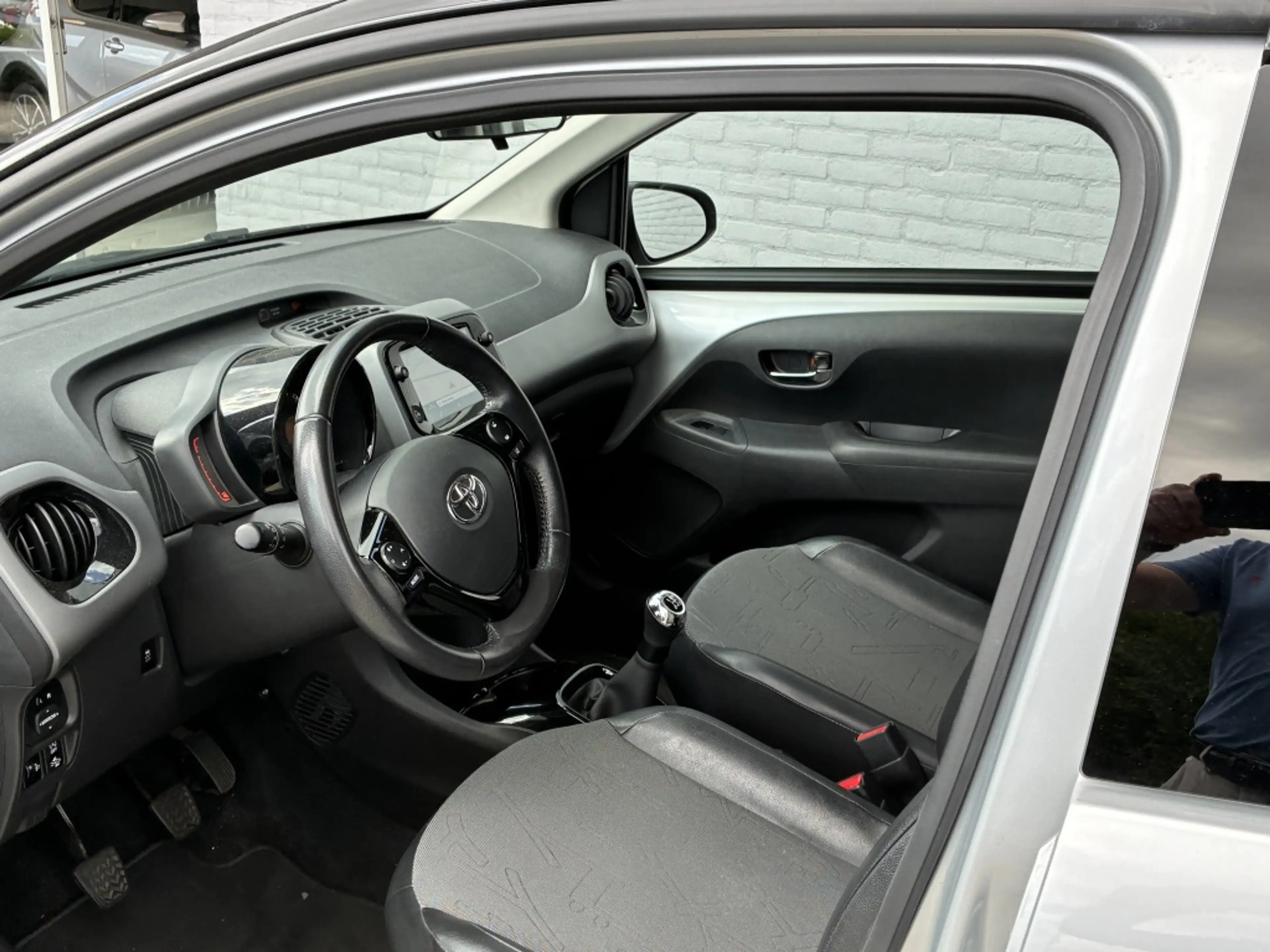 Toyota Aygo 1.0 VVT-i X-Clusiv 5-deurs | NL auto | Clima | Nav — photo 2