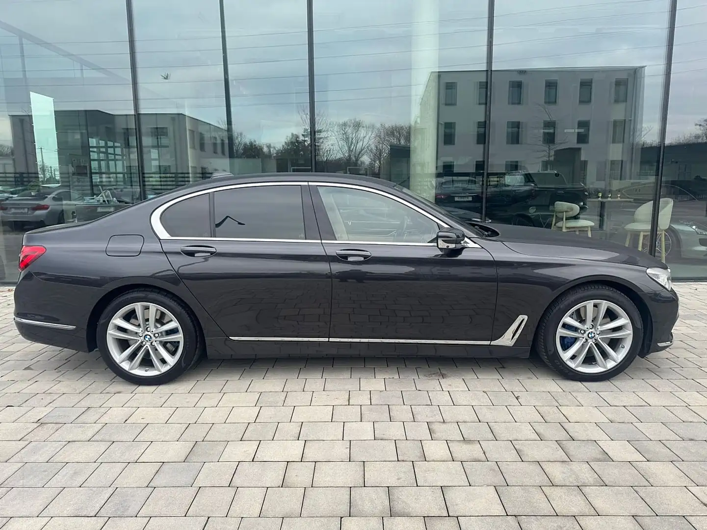 BMW 750 i xDrive Aut. *HUD*NIGHT VISION*SOFTCLOSE Grau - 2
