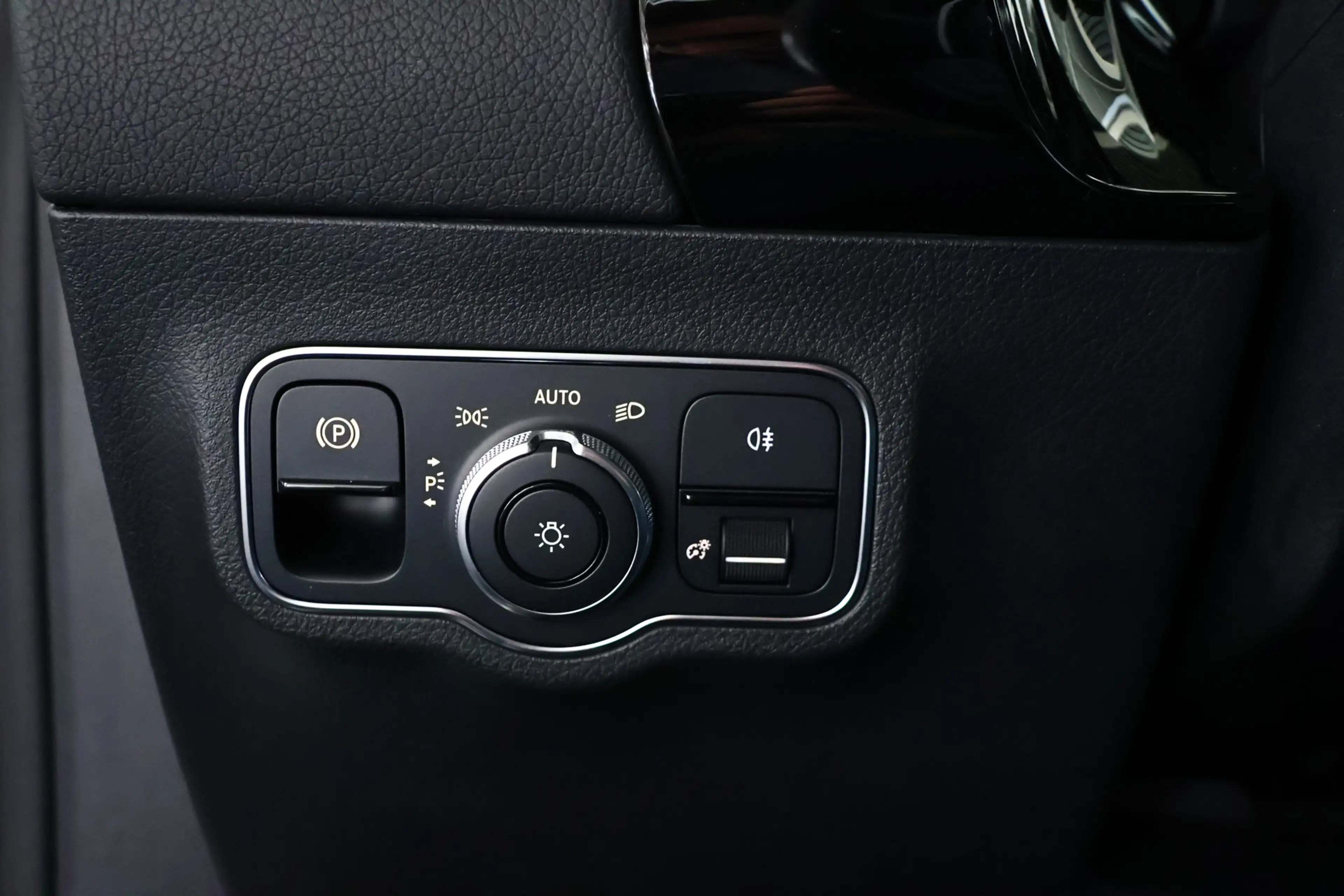 Mercedes-Benz B 250 e AMG Line / LED / Burmester / Navi — photo 25