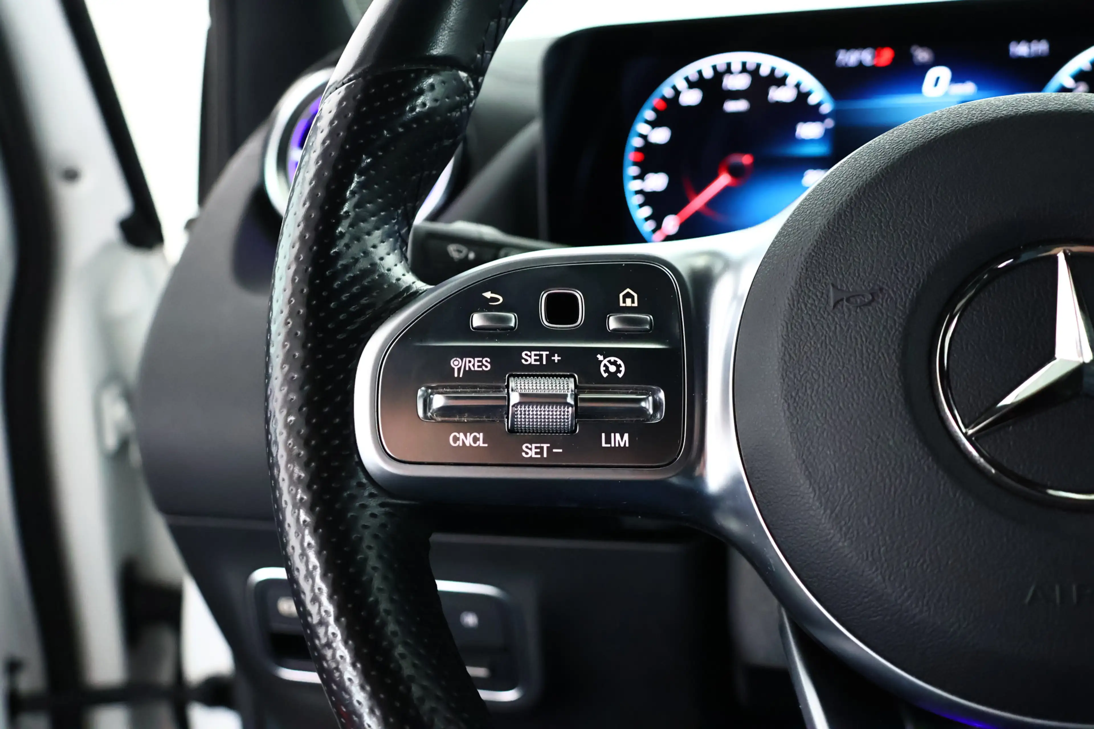 Mercedes-Benz B 250 e AMG Line / LED / Burmester / Navi — photo 18