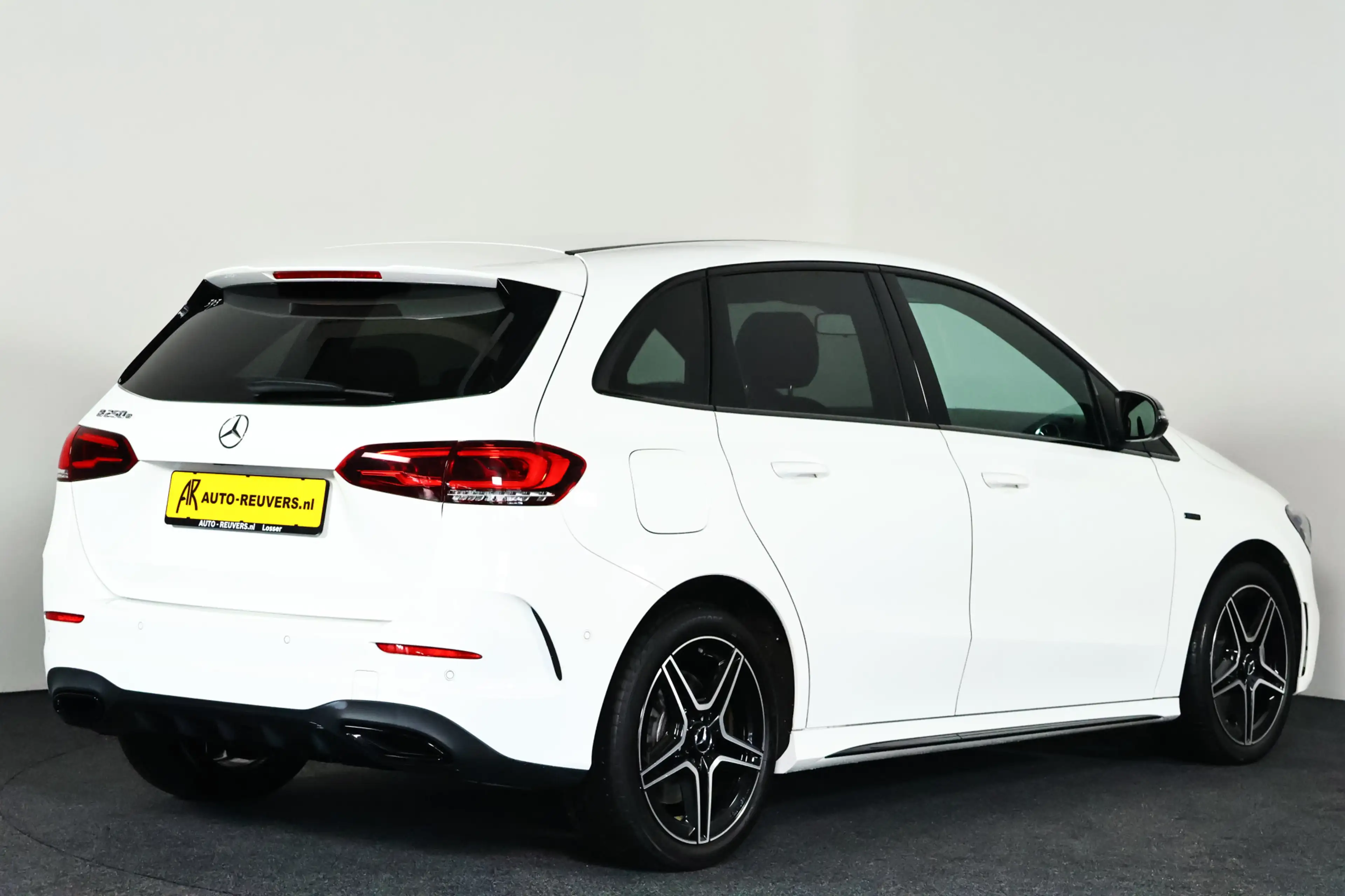 Mercedes-Benz B 250 e AMG Line / LED / Burmester / Navi — photo 2