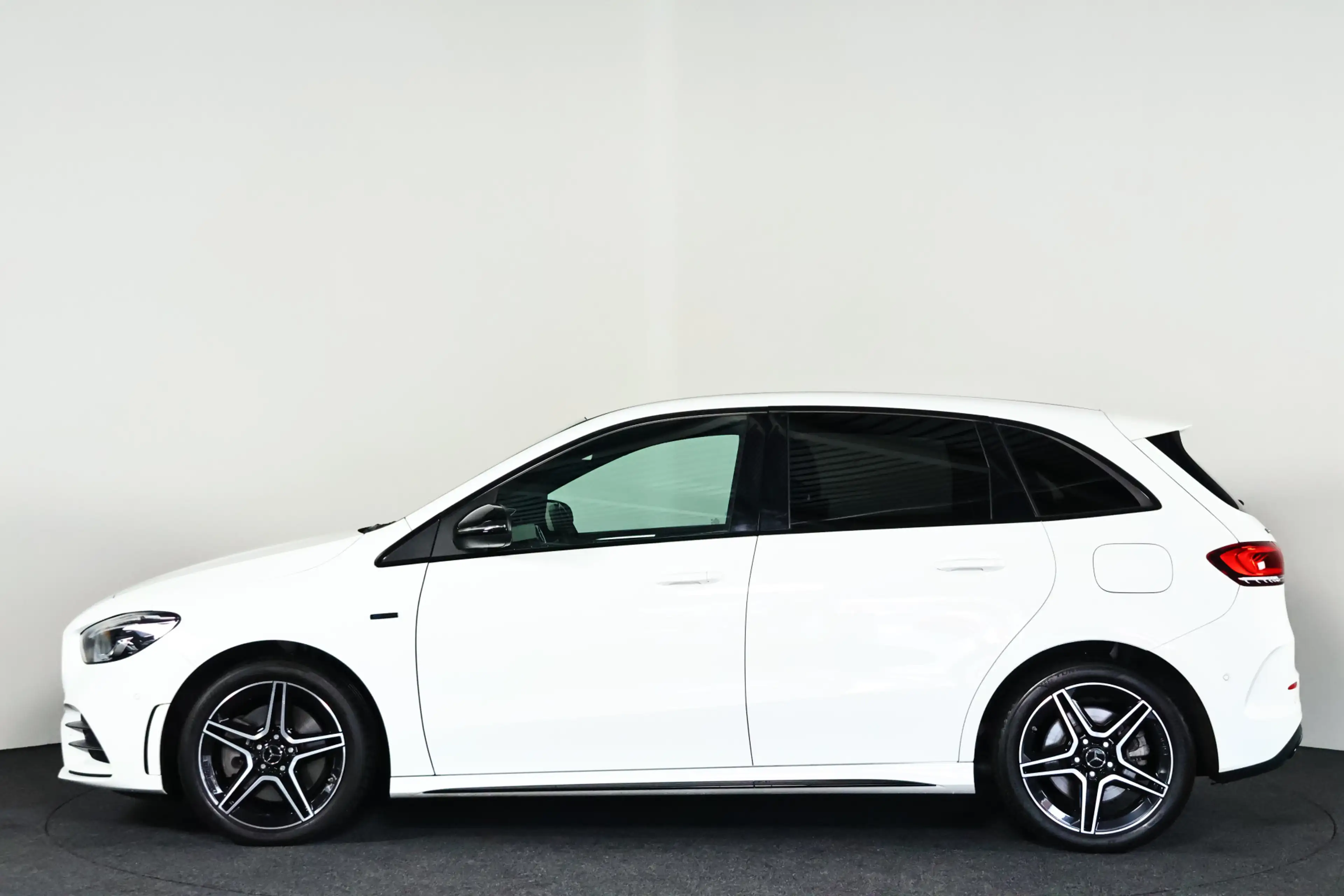 Mercedes-Benz B 250 e AMG Line / LED / Burmester / Navi — photo 28