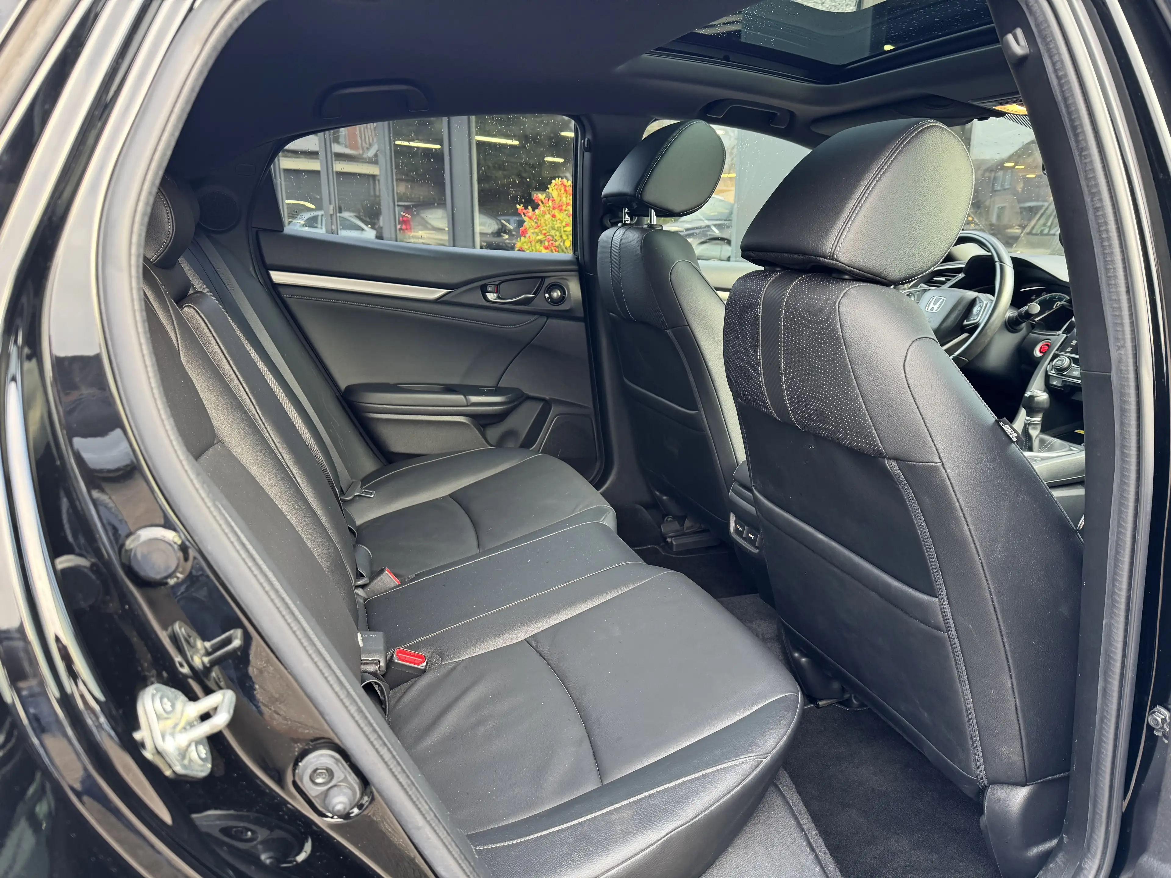 Honda Civic 5dr Civic 1.0 i-VTEC Elegance Black Edition — photo 13