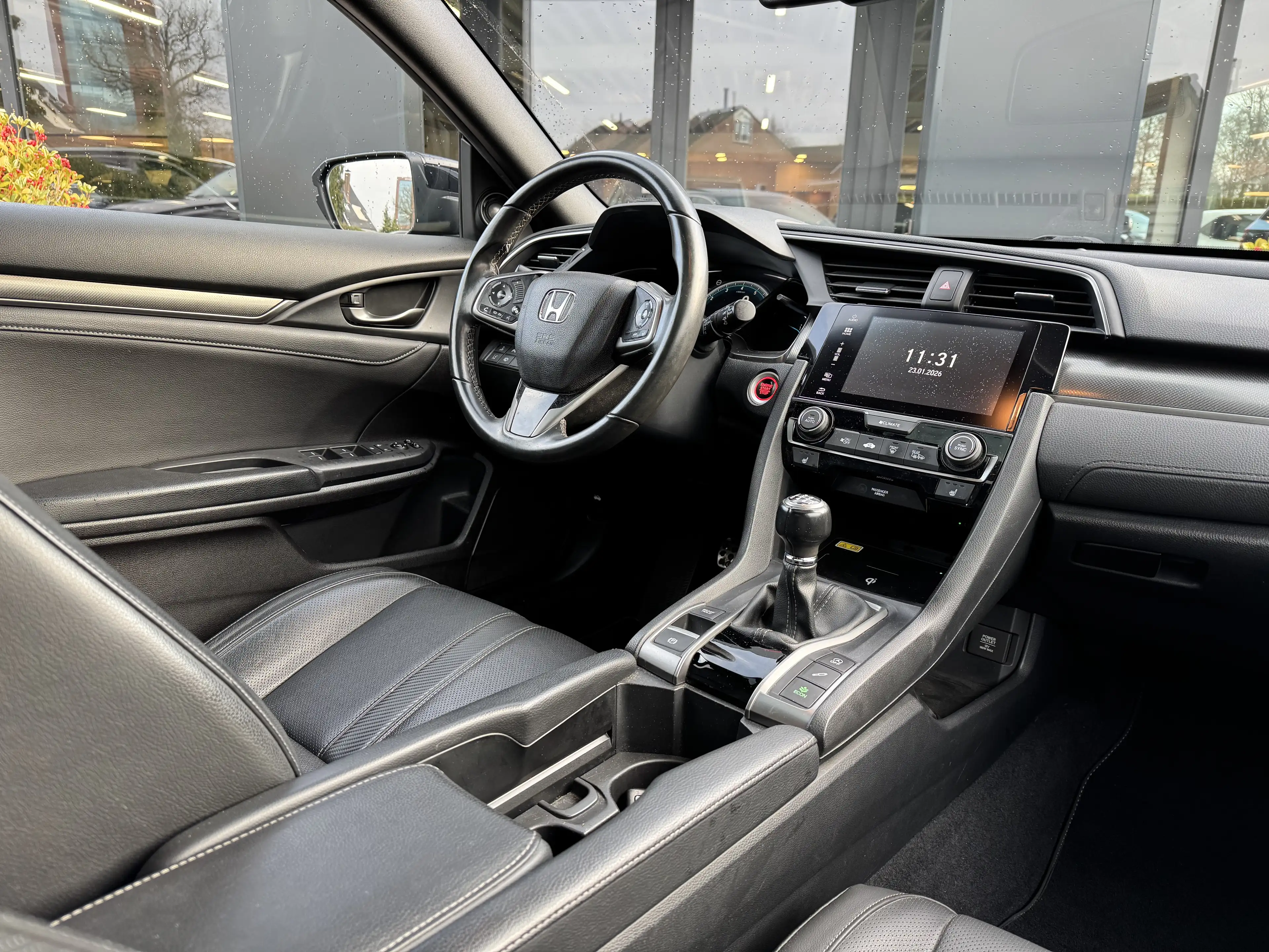 Honda Civic 5dr Civic 1.0 i-VTEC Elegance Black Edition — photo 12