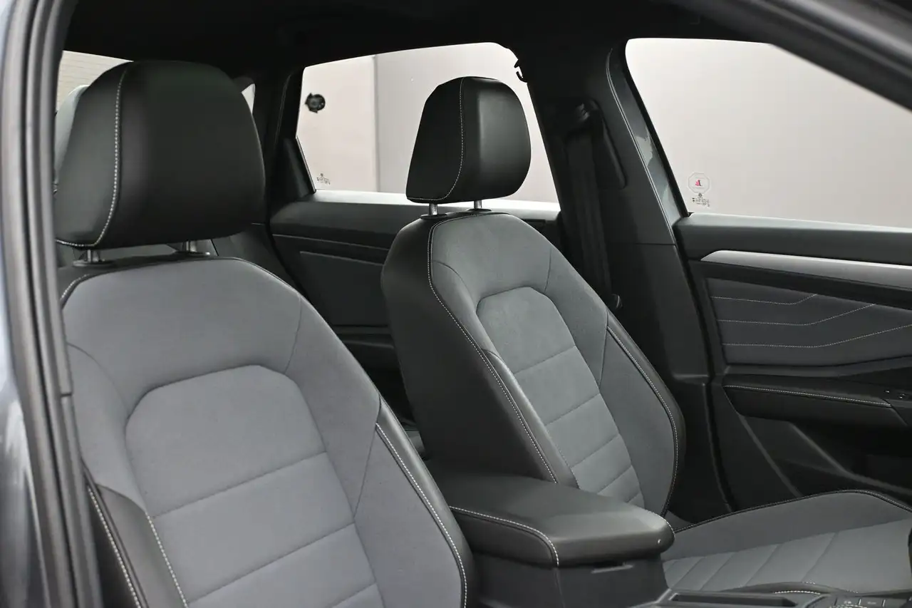 Volkswagen Jetta снимка Volkswagen Jetta